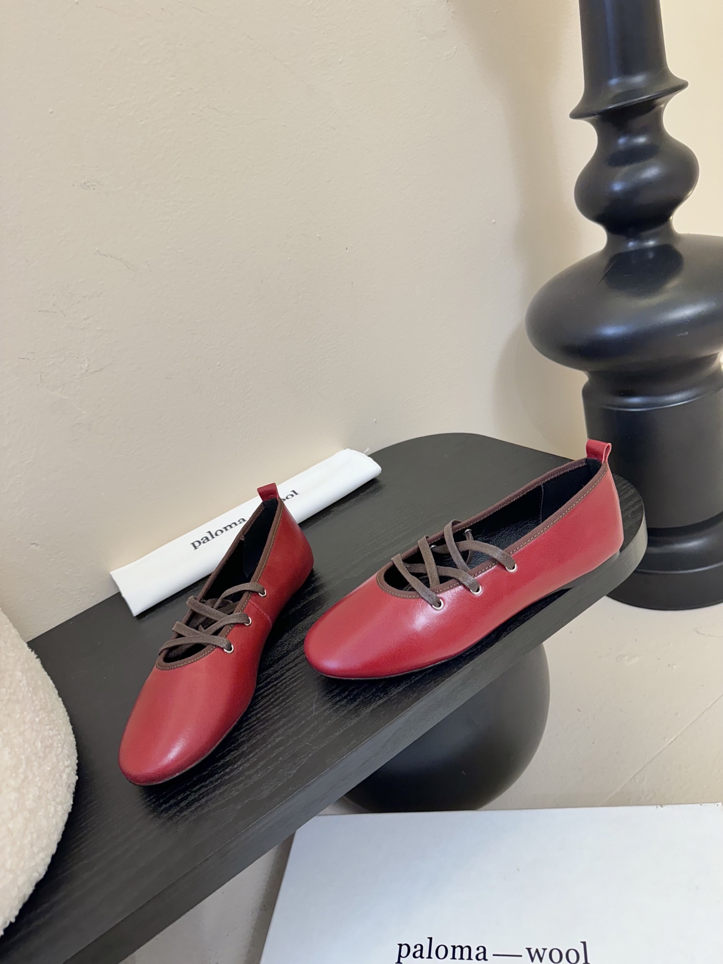 
Paloma Wool 𝟐𝟓𝐀𝐖新品

一鞋多穿 利落皮革拼接铆钉 在硬朗与柔滑间碰撞张力 可直筒可褶