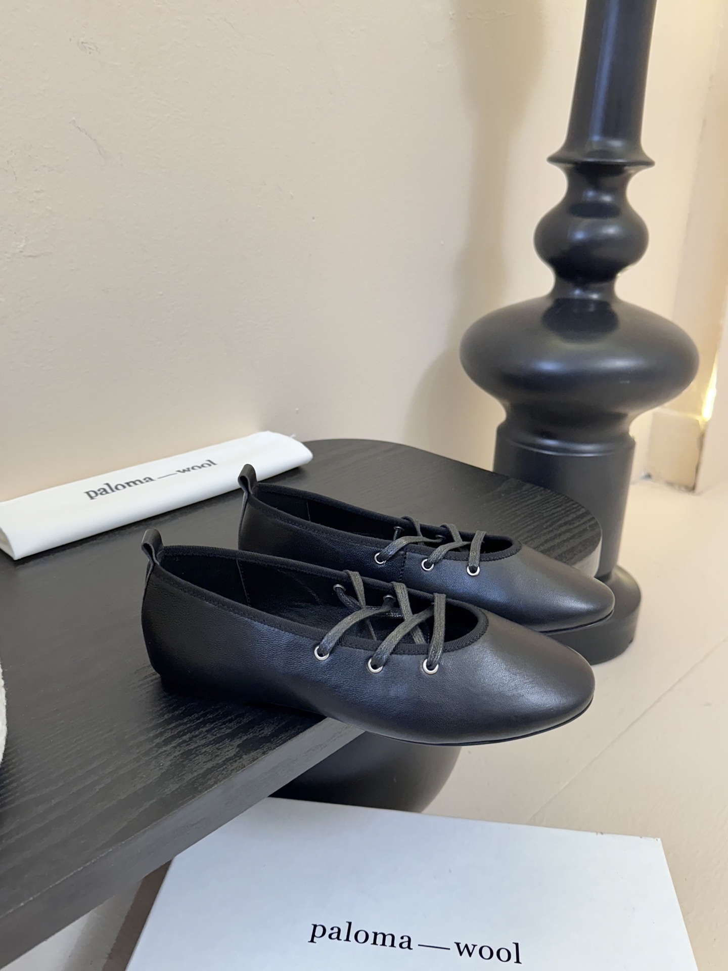 
Paloma Wool 𝟐𝟓𝐀𝐖新品

一鞋多穿 利落皮革拼接铆钉 在硬朗与柔滑间碰撞张力 可直筒可褶