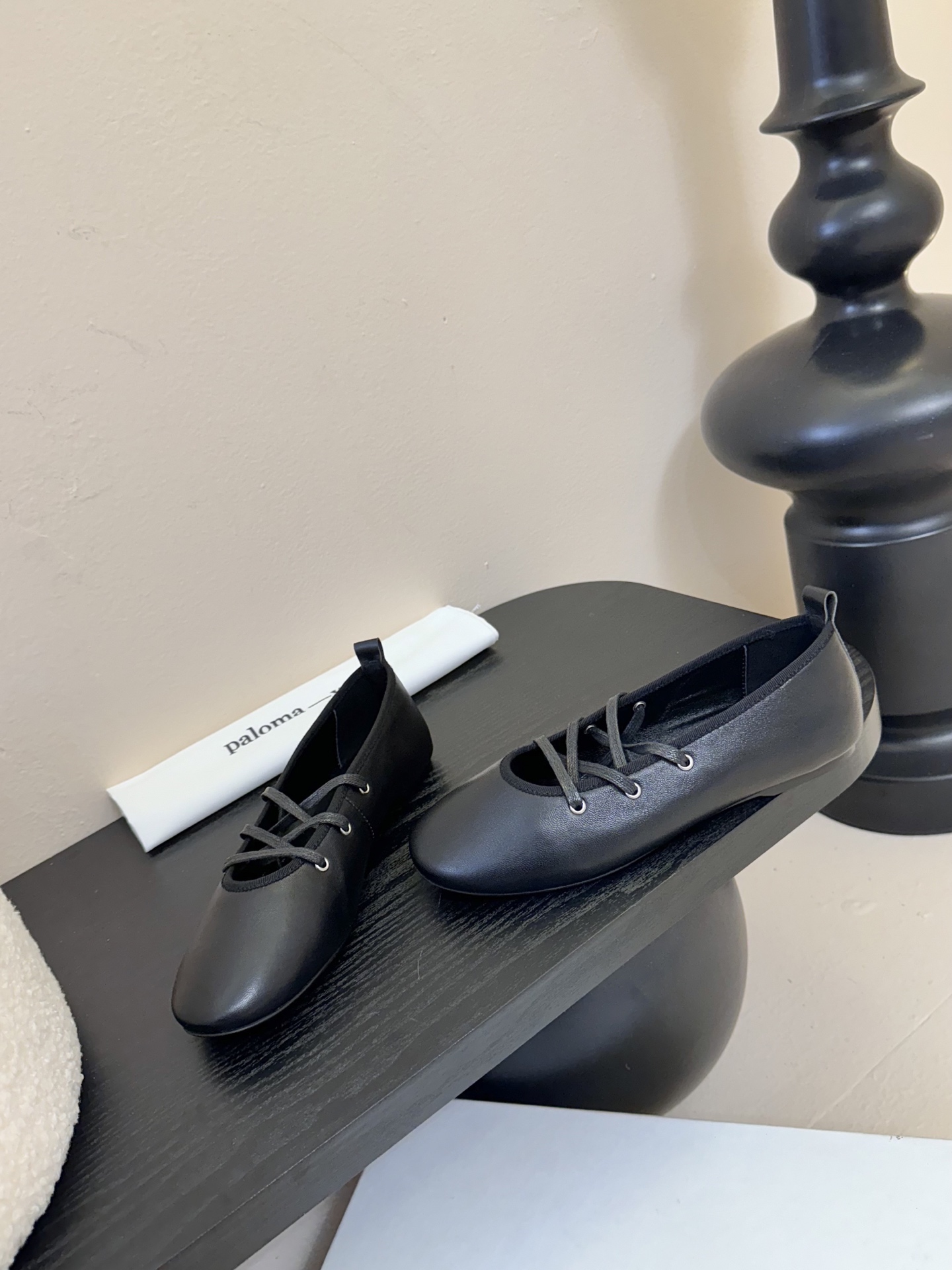
Paloma Wool 𝟐𝟓𝐀𝐖新品

一鞋多穿 利落皮革拼接铆钉 在硬朗与柔滑间碰撞张力 可直筒可褶