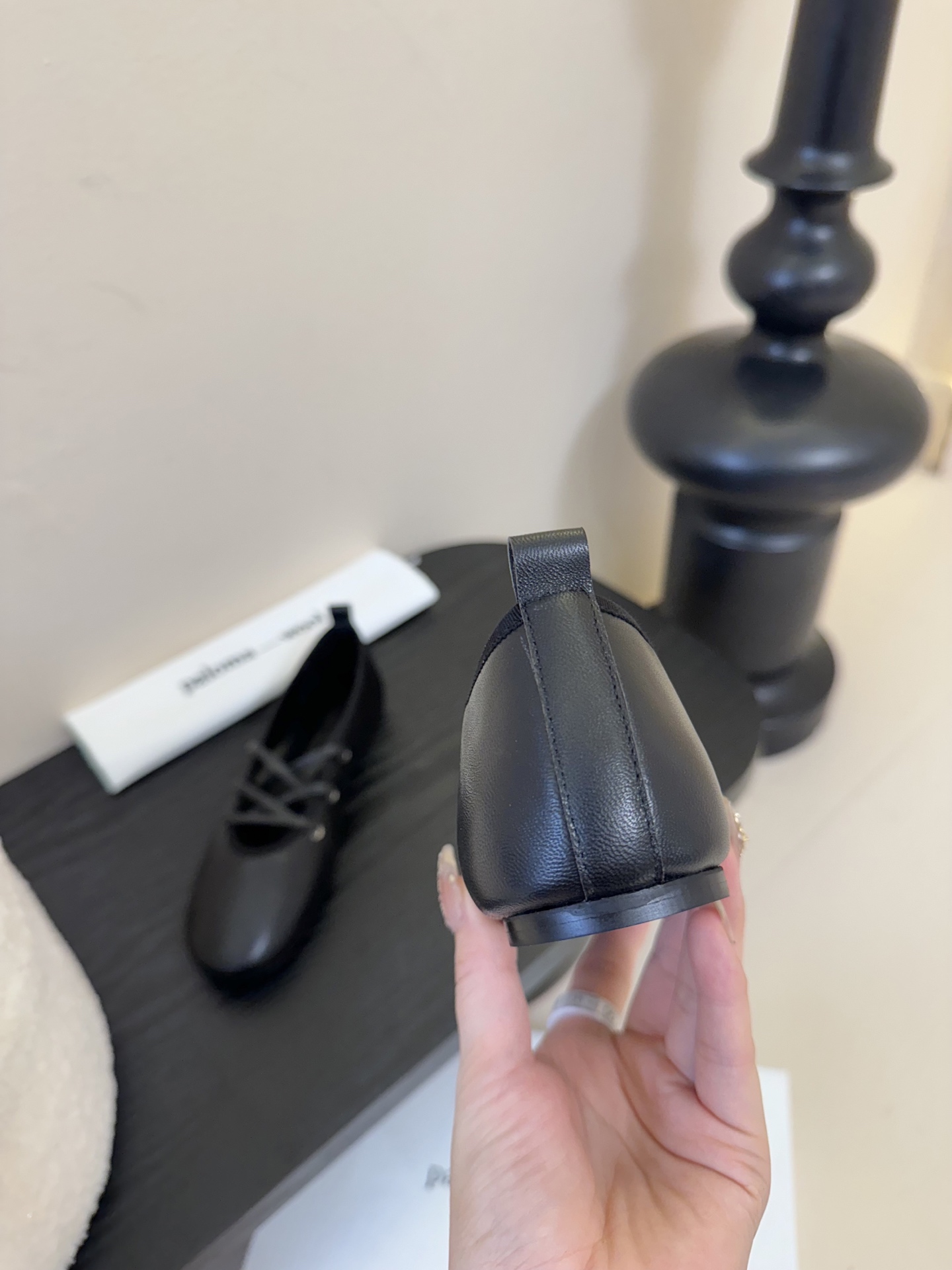 
Paloma Wool 𝟐𝟓𝐀𝐖新品

一鞋多穿 利落皮革拼接铆钉 在硬朗与柔滑间碰撞张力 可直筒可褶