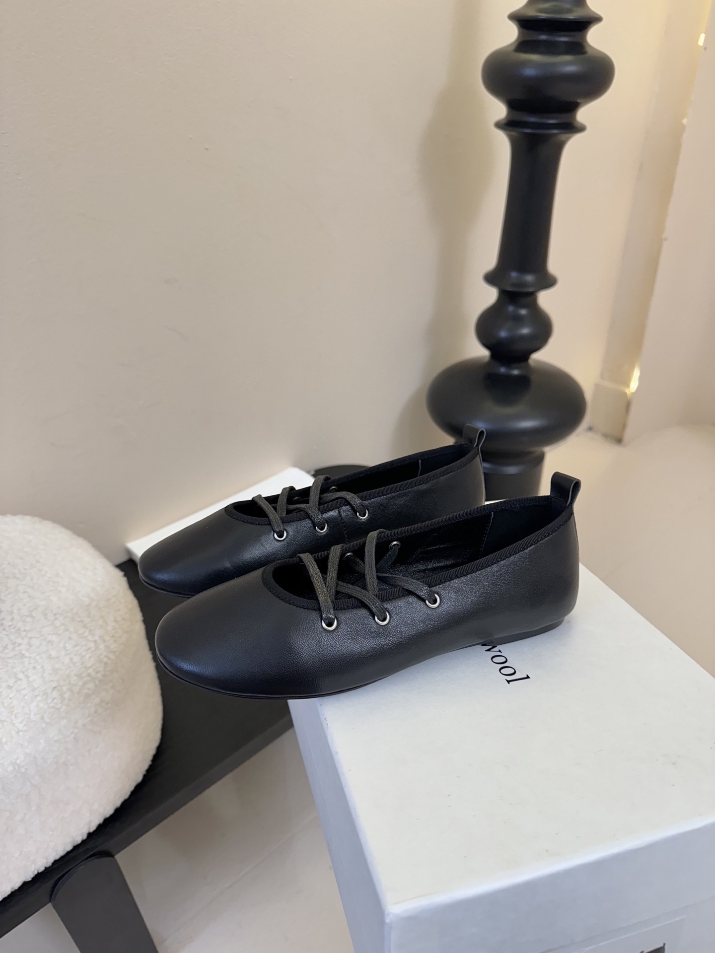 
Paloma Wool 𝟐𝟓𝐀𝐖新品

一鞋多穿 利落皮革拼接铆钉 在硬朗与柔滑间碰撞张力 可直筒可褶