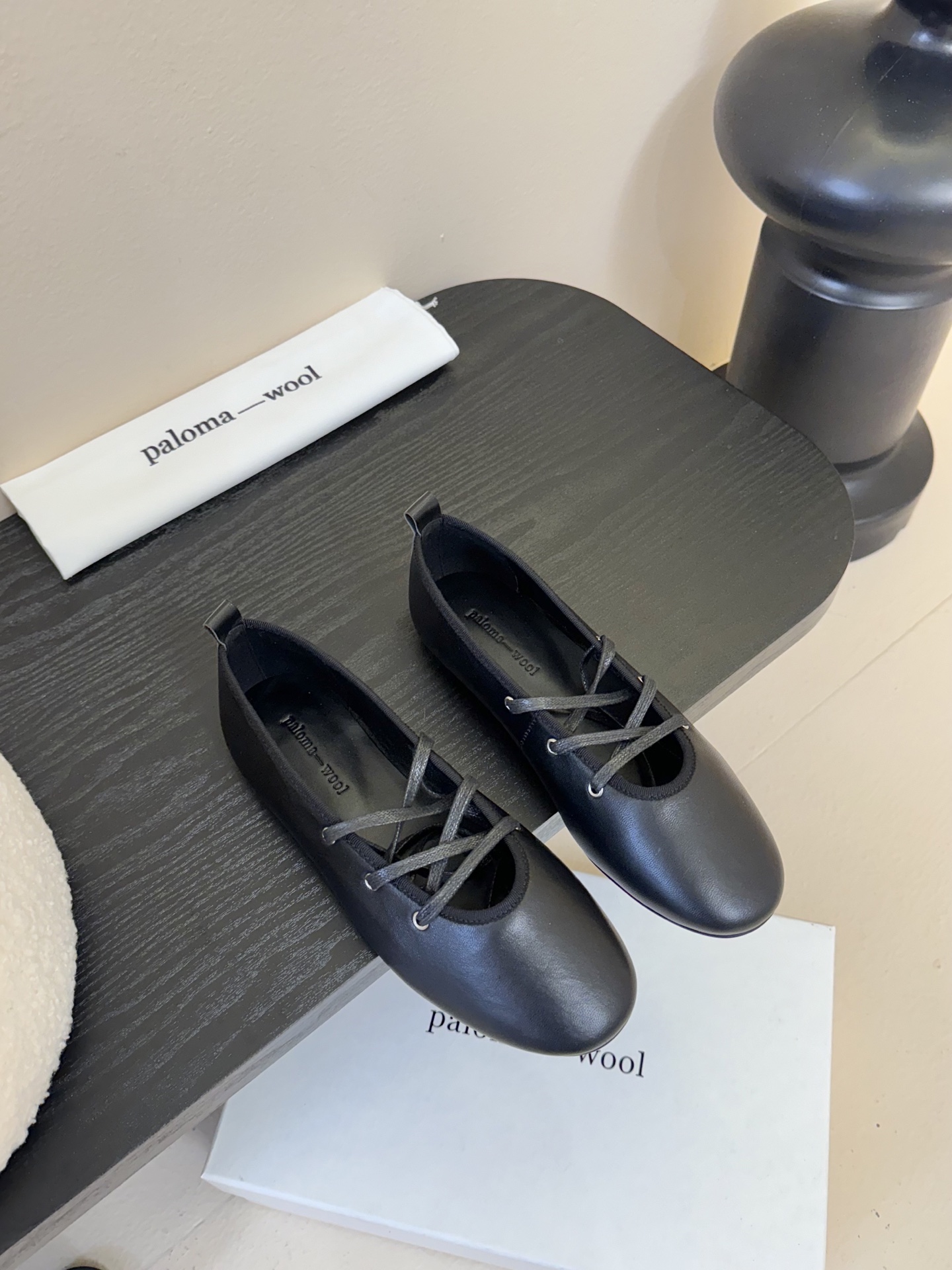 
Paloma Wool 𝟐𝟓𝐀𝐖新品

一鞋多穿 利落皮革拼接铆钉 在硬朗与柔滑间碰撞张力 可直筒可褶