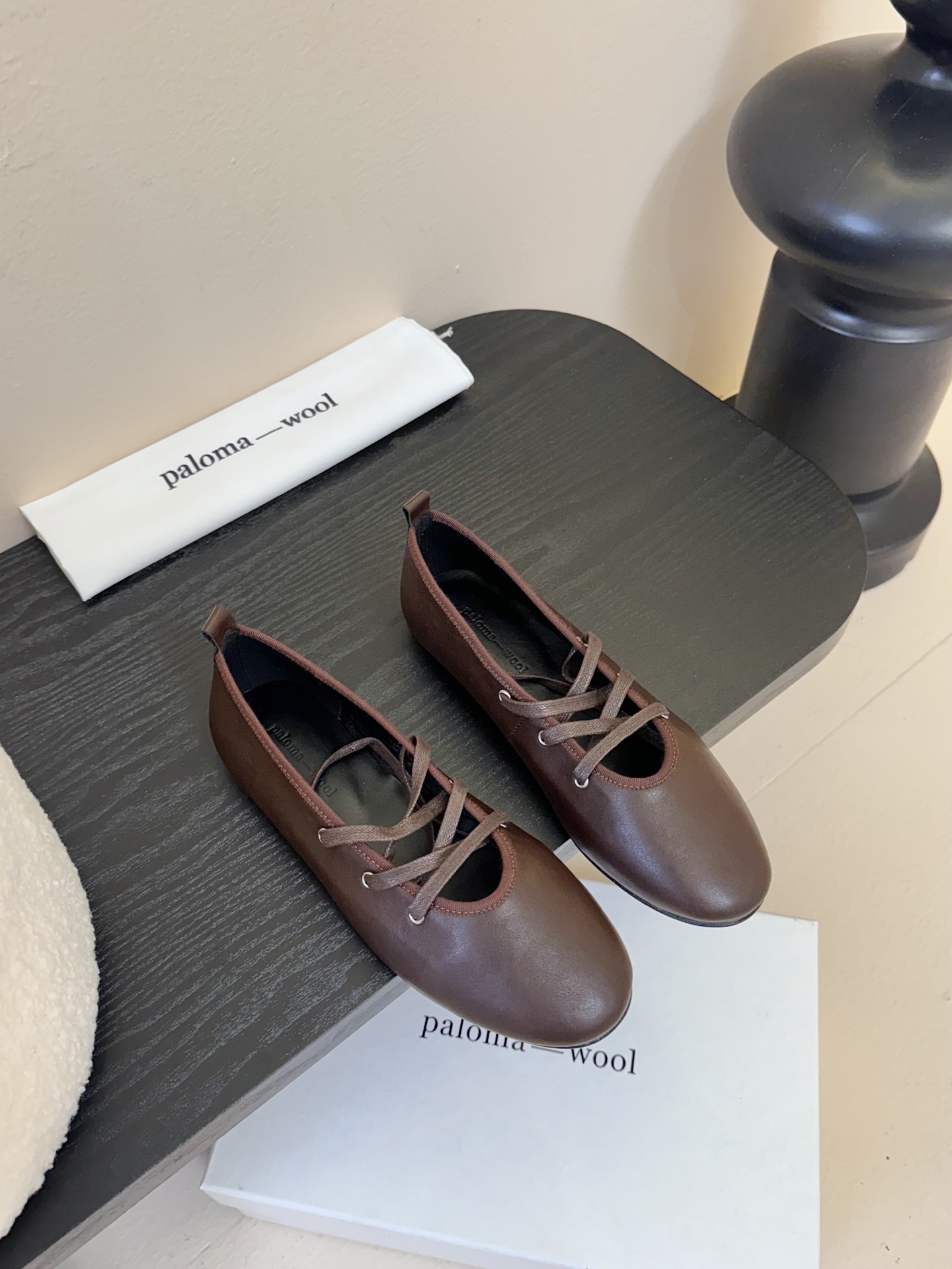 
Paloma Wool 𝟐𝟓𝐀𝐖新品

一鞋多穿 利落皮革拼接铆钉 在硬朗与柔滑间碰撞张力 可直筒可褶
