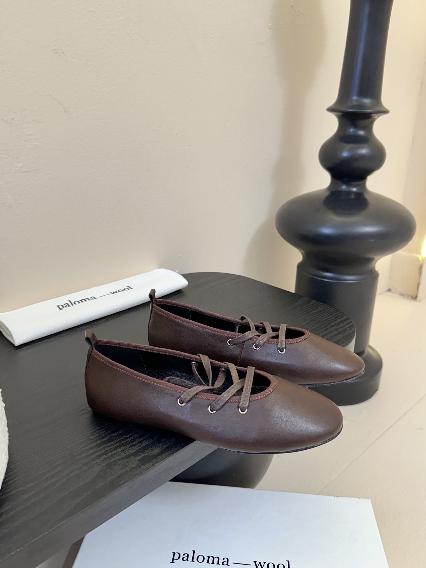 
Paloma Wool 𝟐𝟓𝐀𝐖新品

一鞋多穿 利落皮革拼接铆钉 在硬朗与柔滑间碰撞张力 可直筒可褶