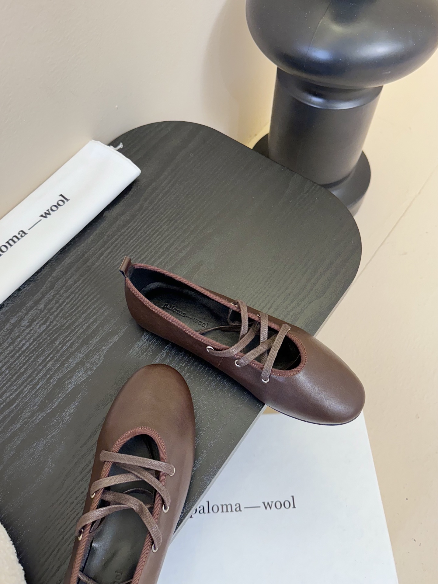 
Paloma Wool 𝟐𝟓𝐀𝐖新品

一鞋多穿 利落皮革拼接铆钉 在硬朗与柔滑间碰撞张力 可直筒可褶