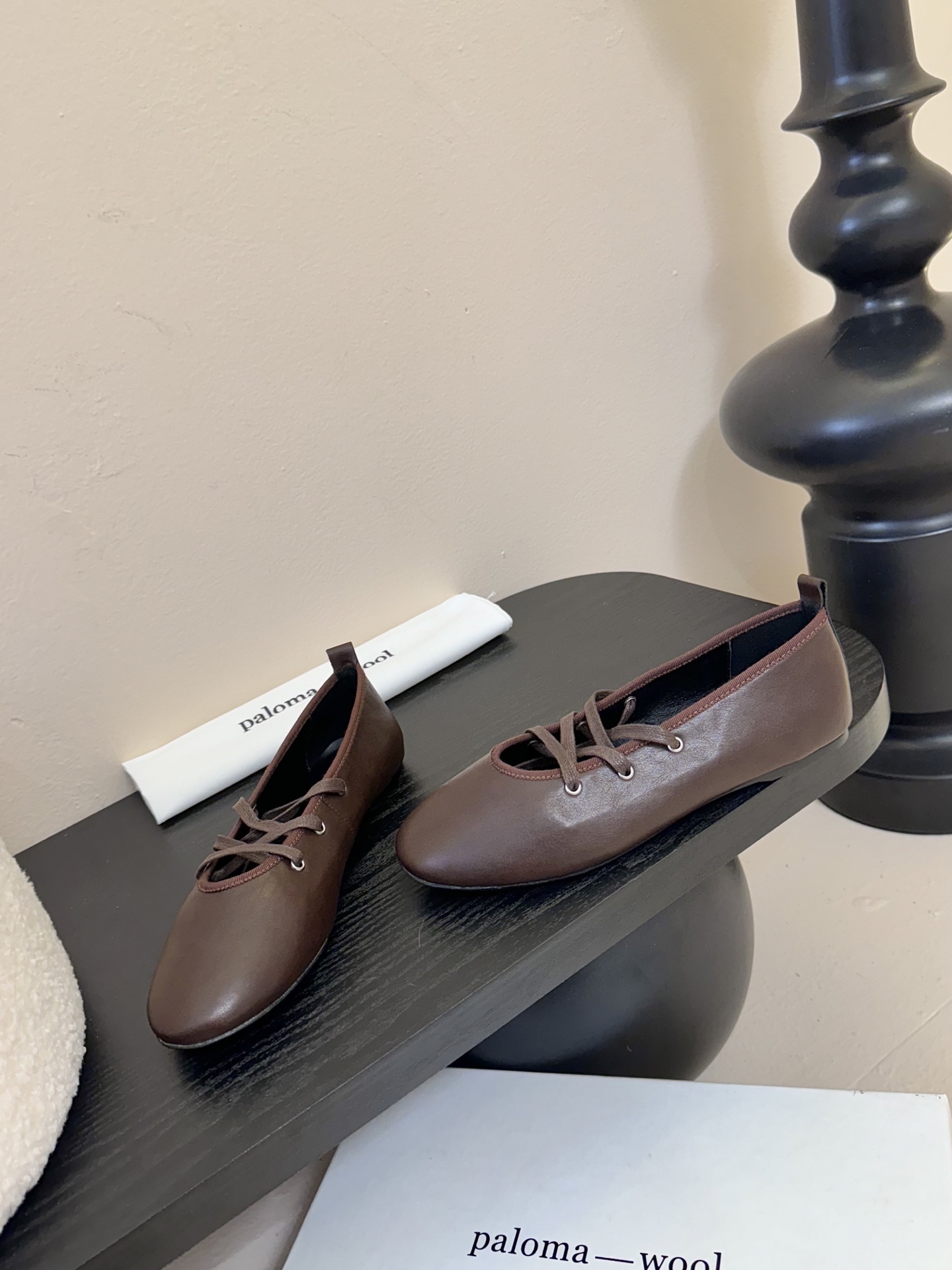 
Paloma Wool 𝟐𝟓𝐀𝐖新品

一鞋多穿 利落皮革拼接铆钉 在硬朗与柔滑间碰撞张力 可直筒可褶