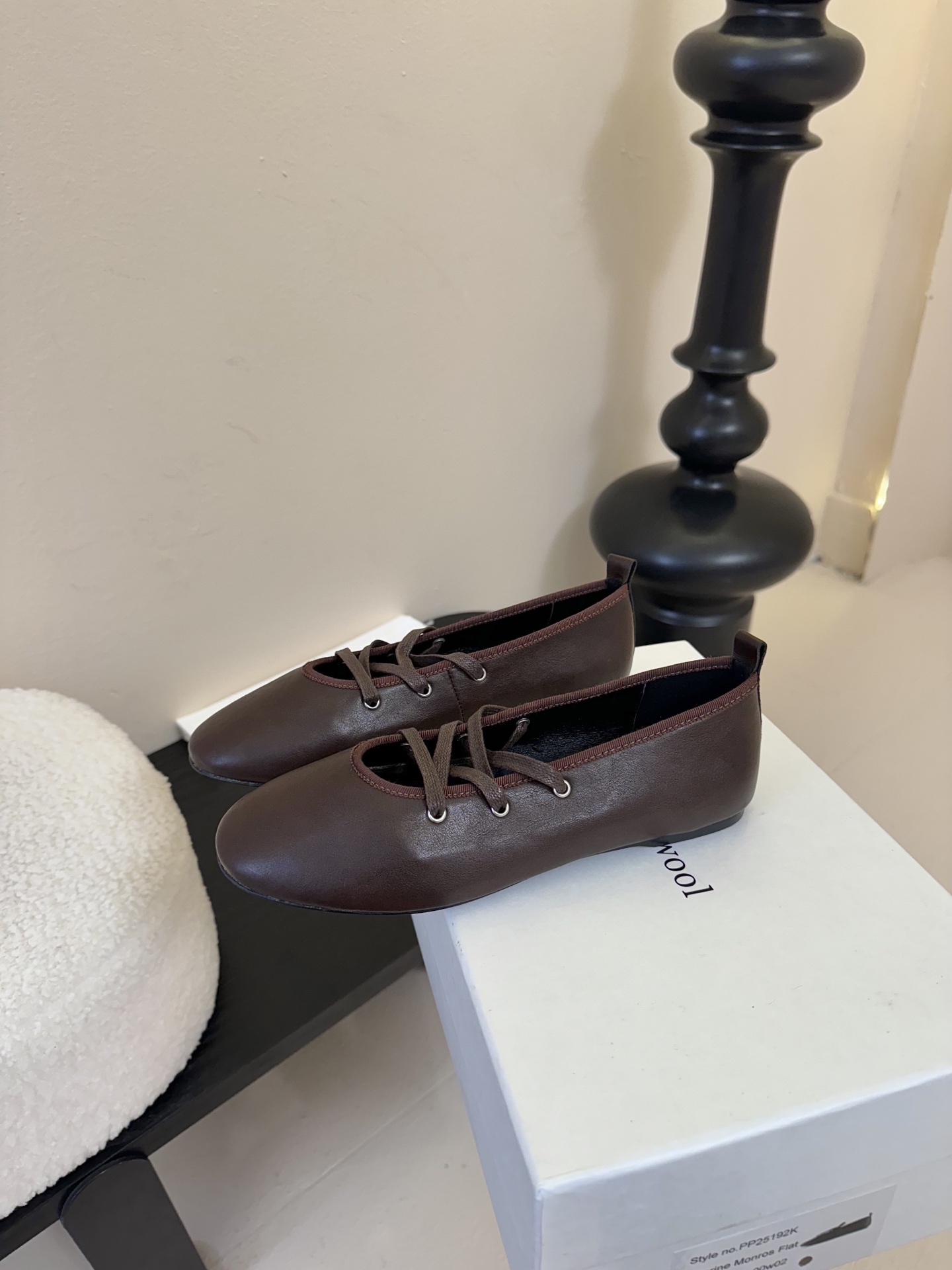 
Paloma Wool 𝟐𝟓𝐀𝐖新品

一鞋多穿 利落皮革拼接铆钉 在硬朗与柔滑间碰撞张力 可直筒可褶