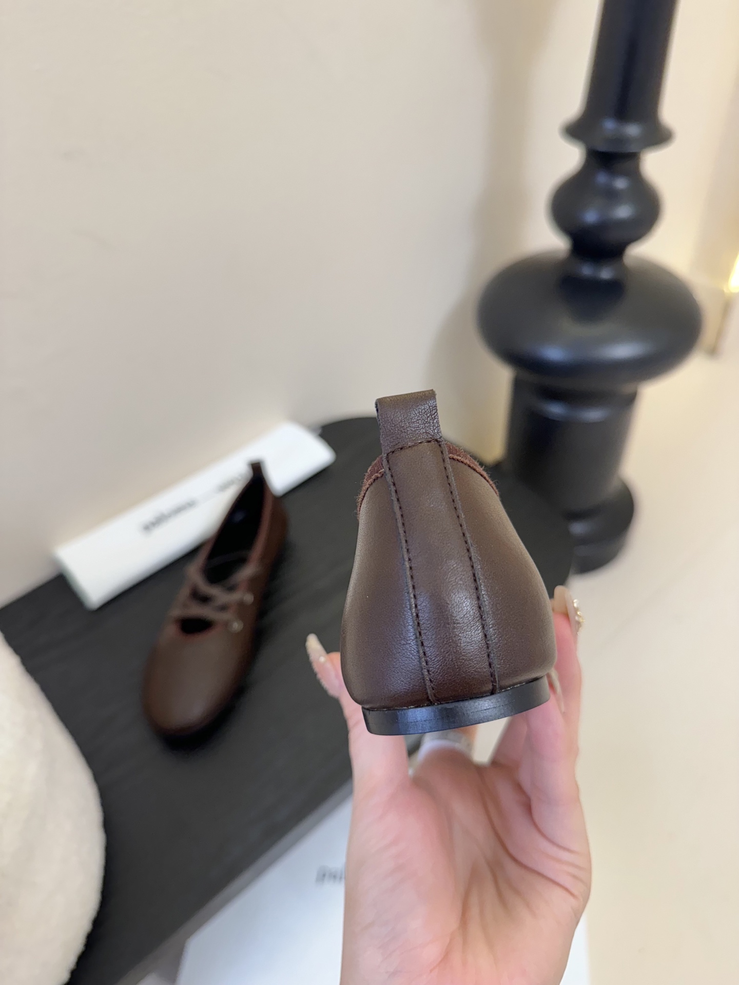 
Paloma Wool 𝟐𝟓𝐀𝐖新品

一鞋多穿 利落皮革拼接铆钉 在硬朗与柔滑间碰撞张力 可直筒可褶
