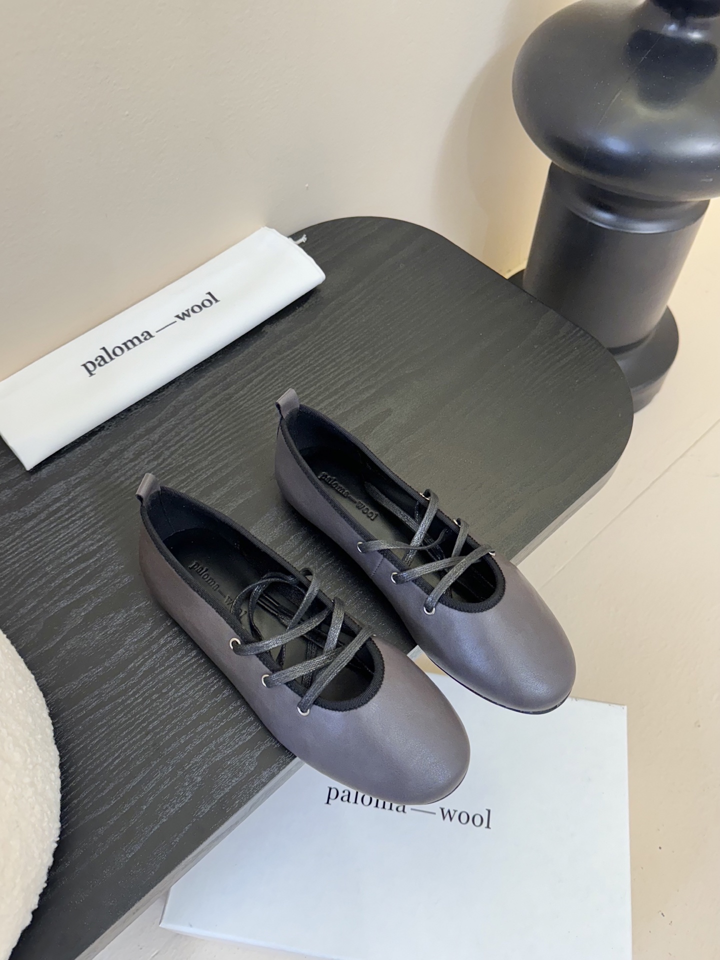 
Paloma Wool 𝟐𝟓𝐀𝐖新品

一鞋多穿 利落皮革拼接铆钉 在硬朗与柔滑间碰撞张力 可直筒可褶