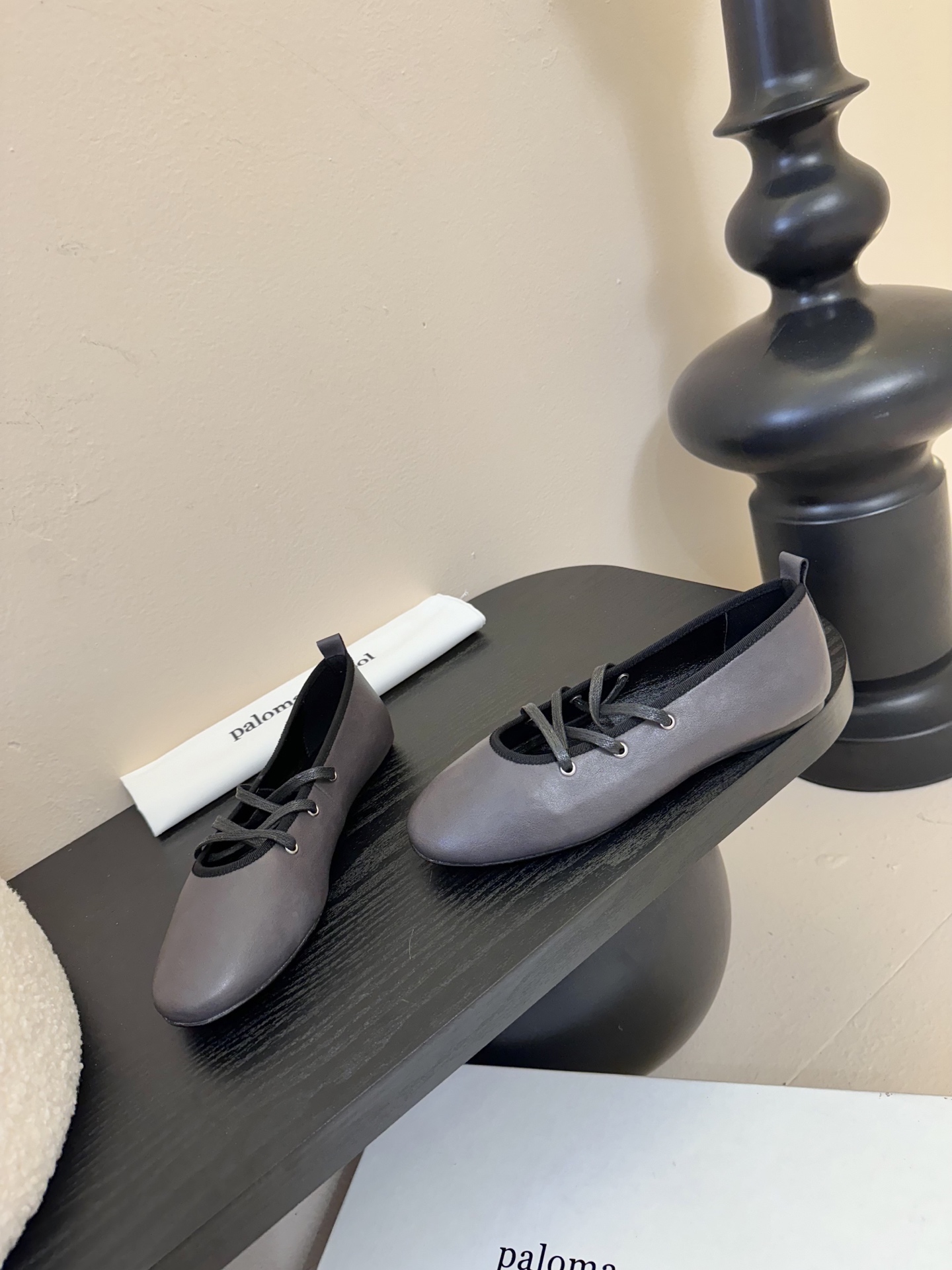 
Paloma Wool 𝟐𝟓𝐀𝐖新品

一鞋多穿 利落皮革拼接铆钉 在硬朗与柔滑间碰撞张力 可直筒可褶