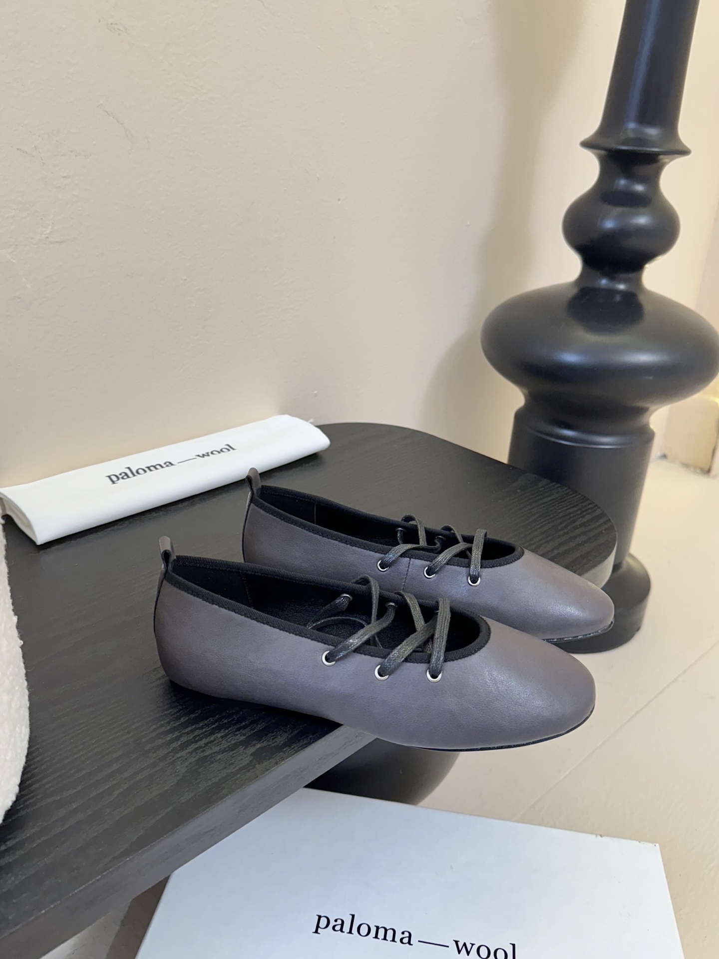 
Paloma Wool 𝟐𝟓𝐀𝐖新品

一鞋多穿 利落皮革拼接铆钉 在硬朗与柔滑间碰撞张力 可直筒可褶