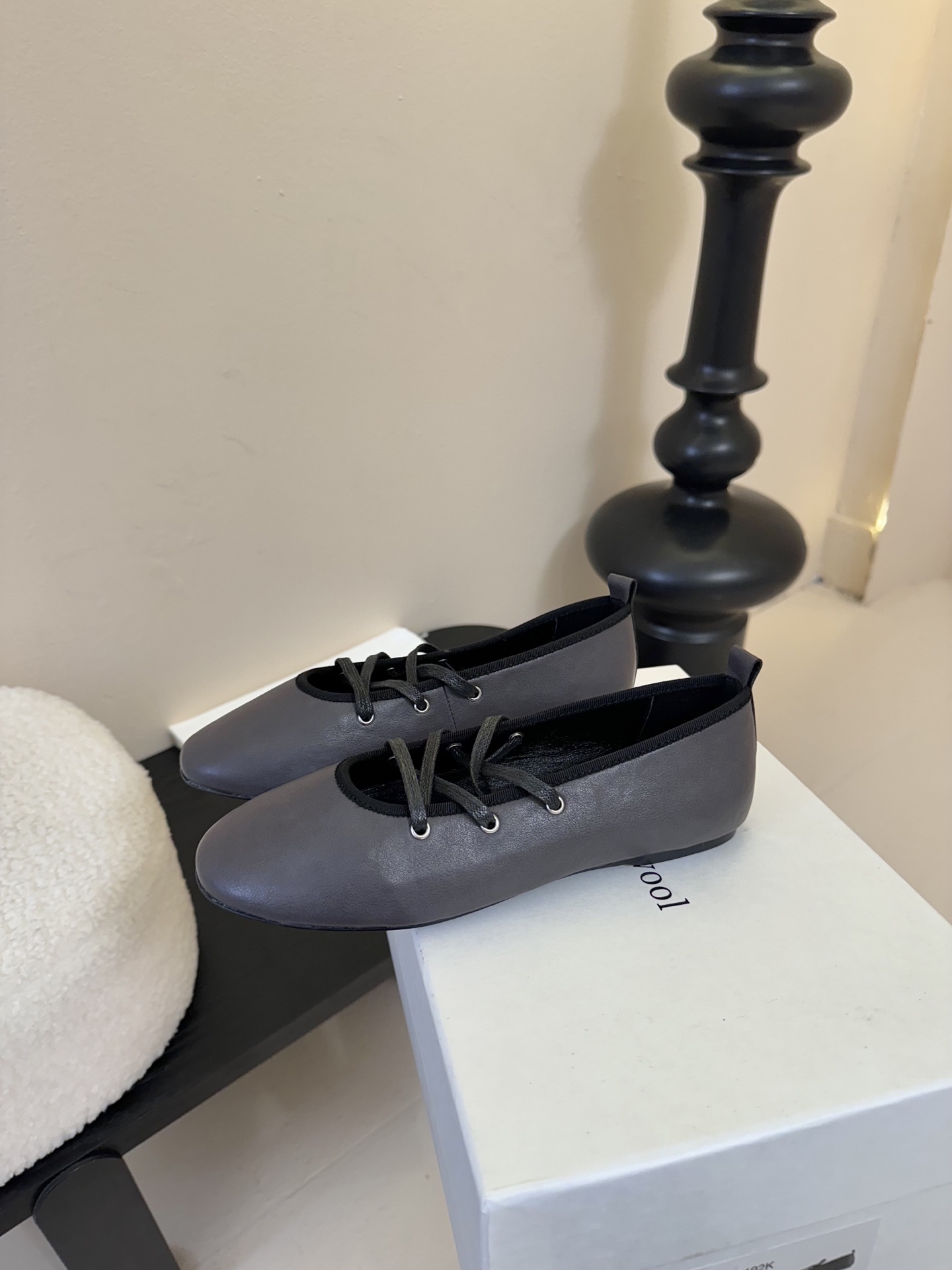 
Paloma Wool 𝟐𝟓𝐀𝐖新品

一鞋多穿 利落皮革拼接铆钉 在硬朗与柔滑间碰撞张力 可直筒可褶