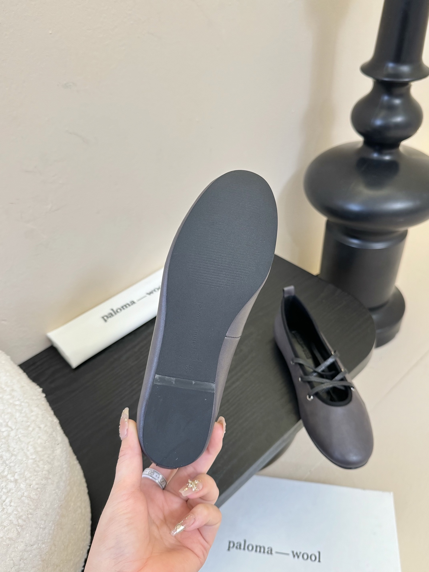 
Paloma Wool 𝟐𝟓𝐀𝐖新品

一鞋多穿 利落皮革拼接铆钉 在硬朗与柔滑间碰撞张力 可直筒可褶