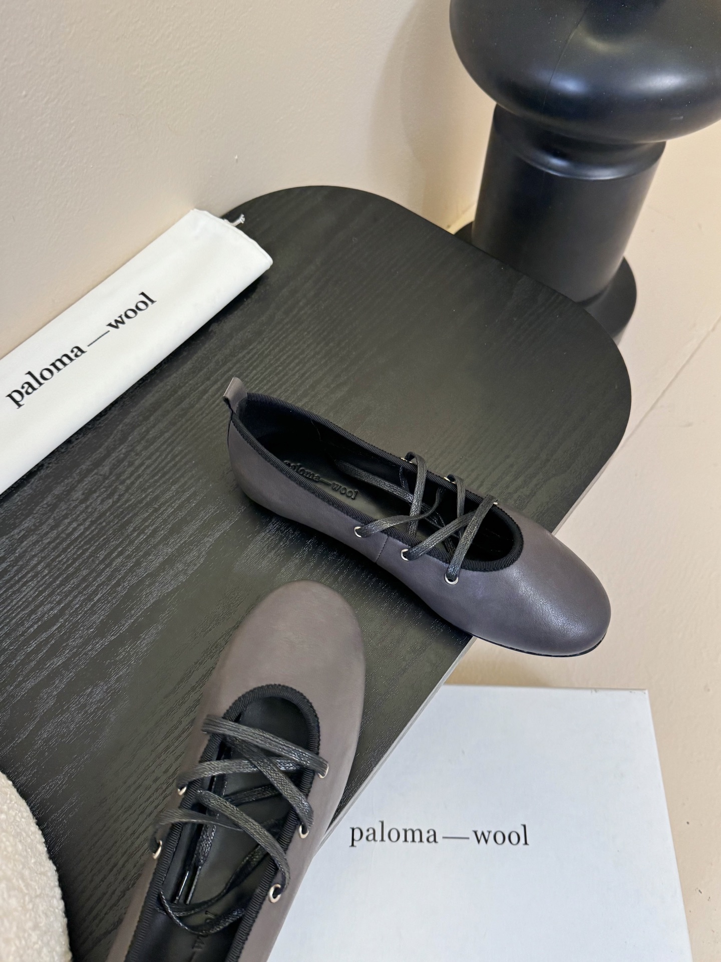 
Paloma Wool 𝟐𝟓𝐀𝐖新品

一鞋多穿 利落皮革拼接铆钉 在硬朗与柔滑间碰撞张力 可直筒可褶
