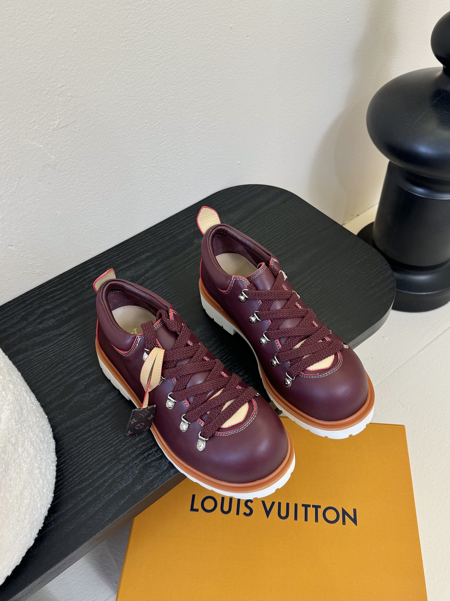 
LV Remix derby 驴牌新款德比鞋 从经典登山靴中汲取灵感，重新构想其比例，打造出时尚前卫的