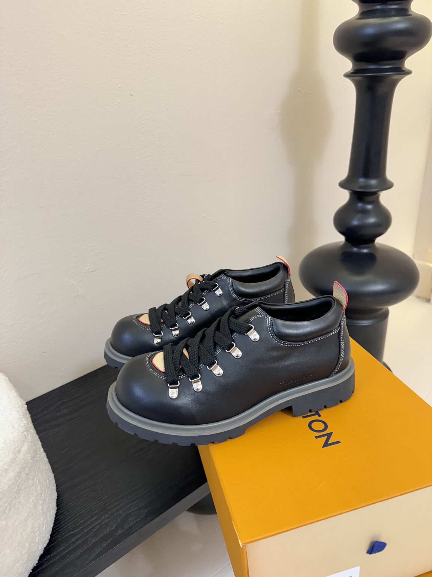 
LV Remix derby 驴牌新款德比鞋 从经典登山靴中汲取灵感，重新构想其比例，打造出时尚前卫的
