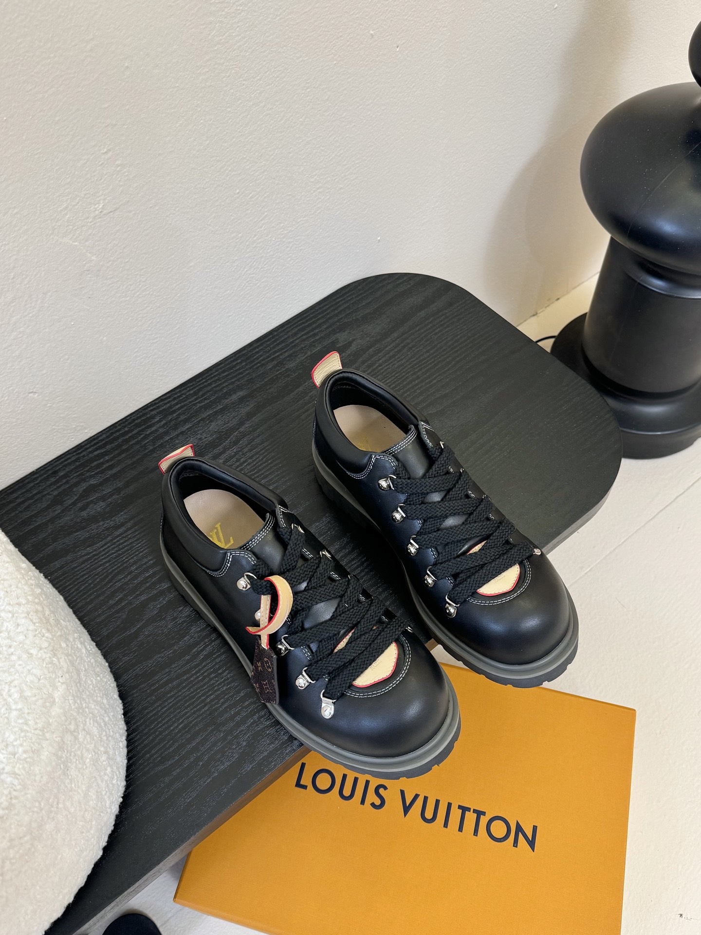 
LV Remix derby 驴牌新款德比鞋 从经典登山靴中汲取灵感，重新构想其比例，打造出时尚前卫的