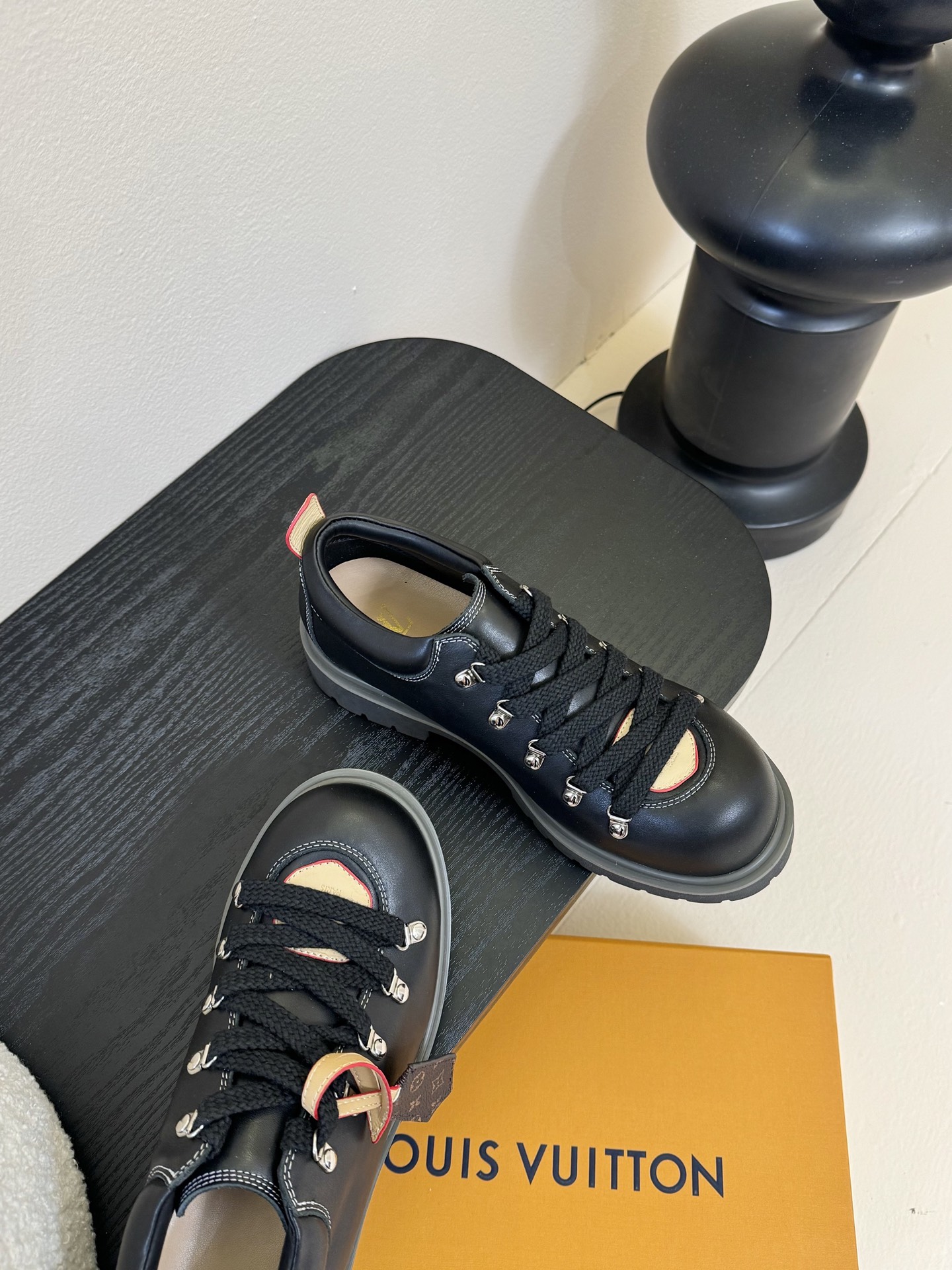 
LV Remix derby 驴牌新款德比鞋 从经典登山靴中汲取灵感，重新构想其比例，打造出时尚前卫的
