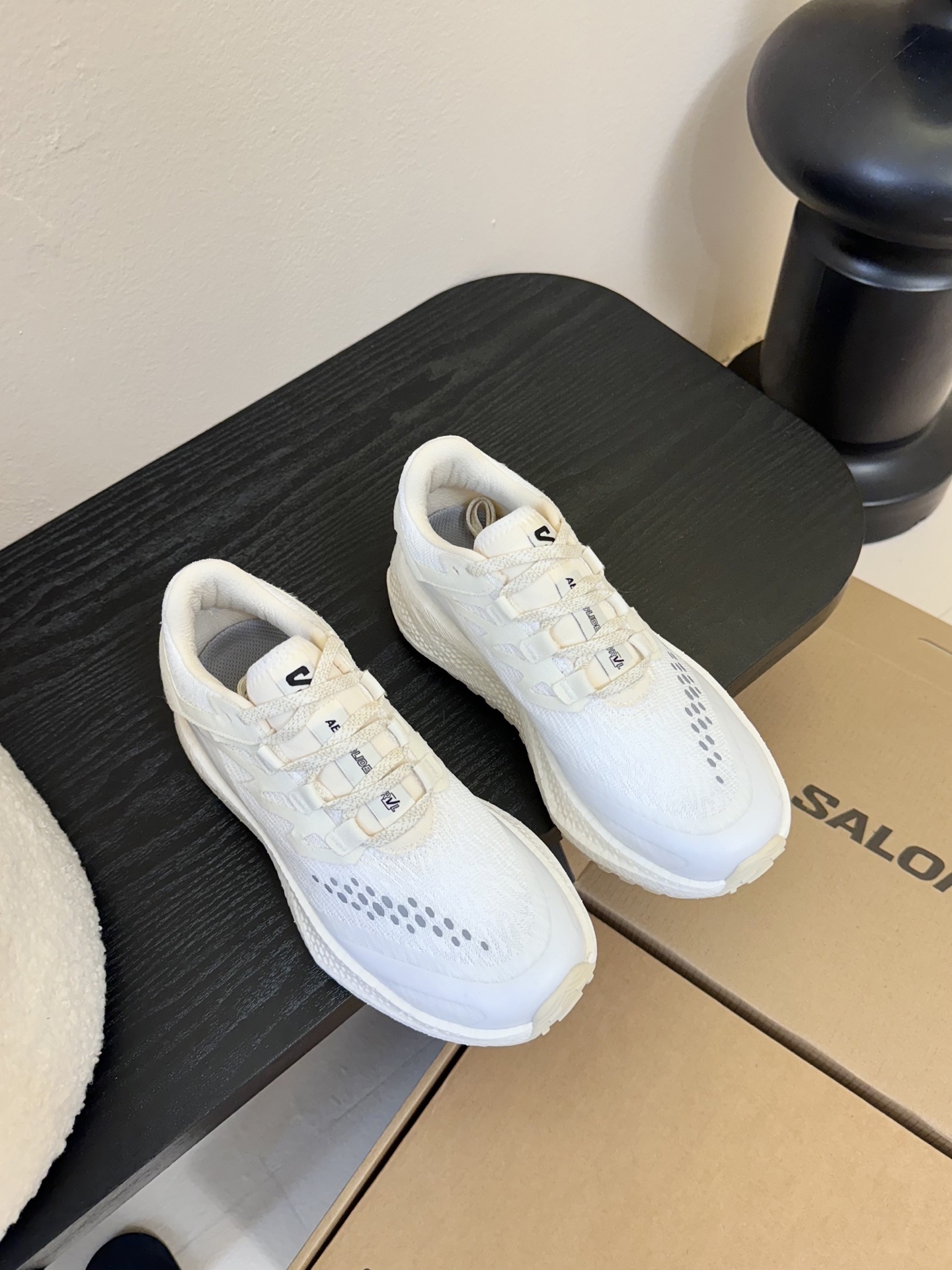 Salomo新款AERO GLIDE 3 GRVL
烟花鞋面:GRVL版本编织更加紧密、外侧的压胶也有