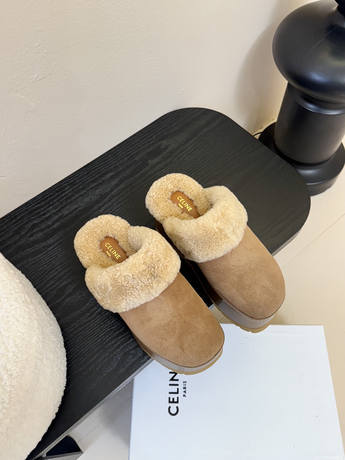 
CELINE/塞林2025新品羊毛拖鞋
这一季的赛琳又让我重新爱了它一次！
巨显可爱和时髦，拉长腿一绝