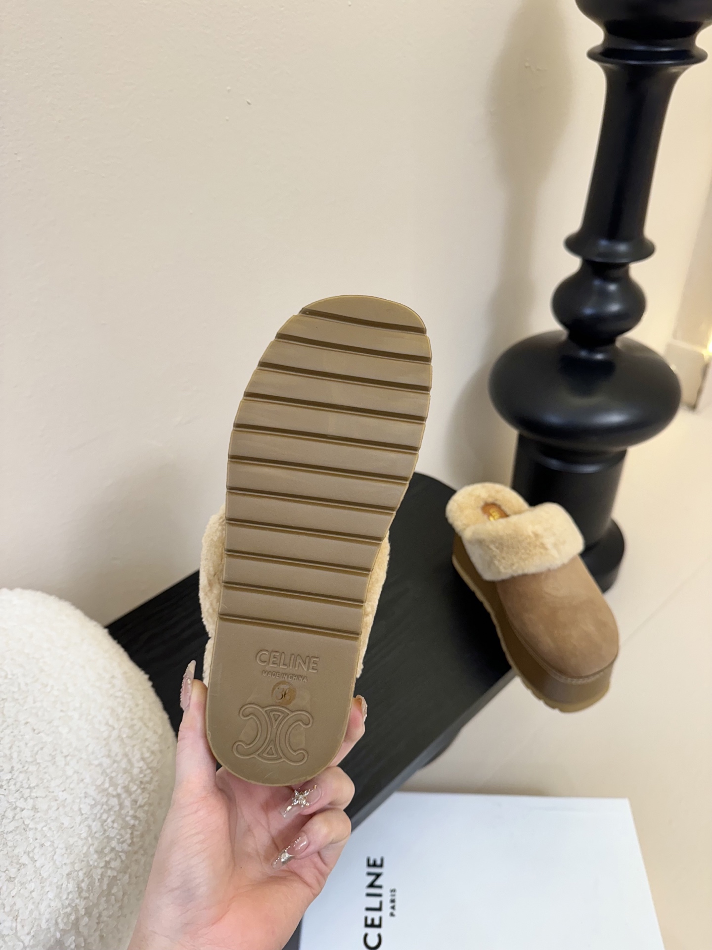
CELINE/塞林2025新品羊毛拖鞋
这一季的赛琳又让我重新爱了它一次！
巨显可爱和时髦，拉长腿一绝