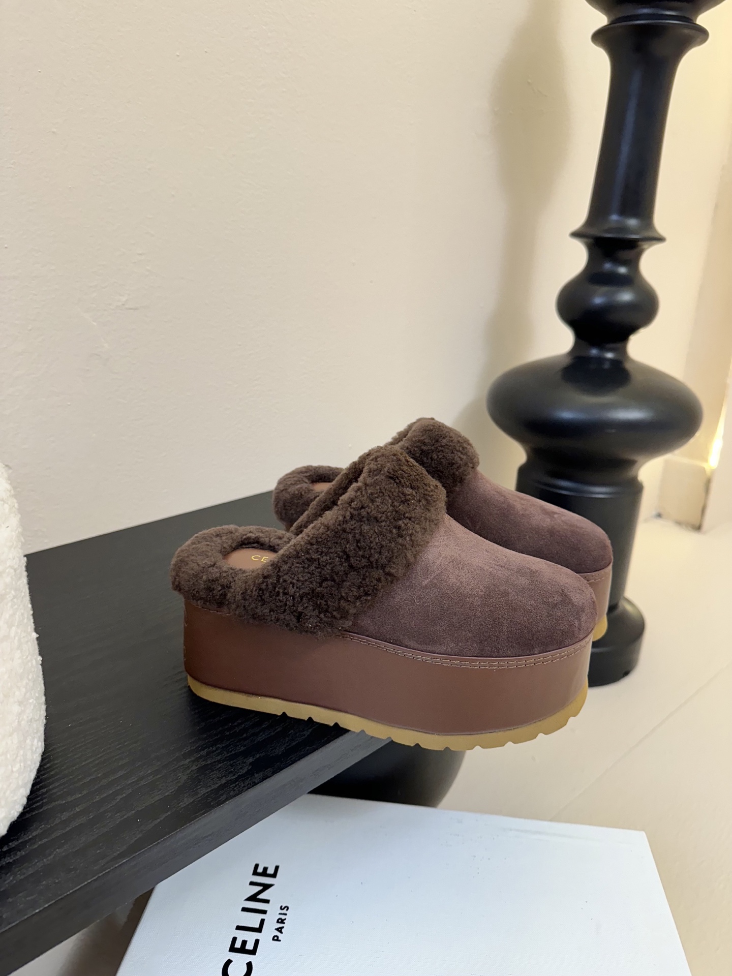 
CELINE/塞林2025新品羊毛拖鞋
这一季的赛琳又让我重新爱了它一次！
巨显可爱和时髦，拉长腿一绝