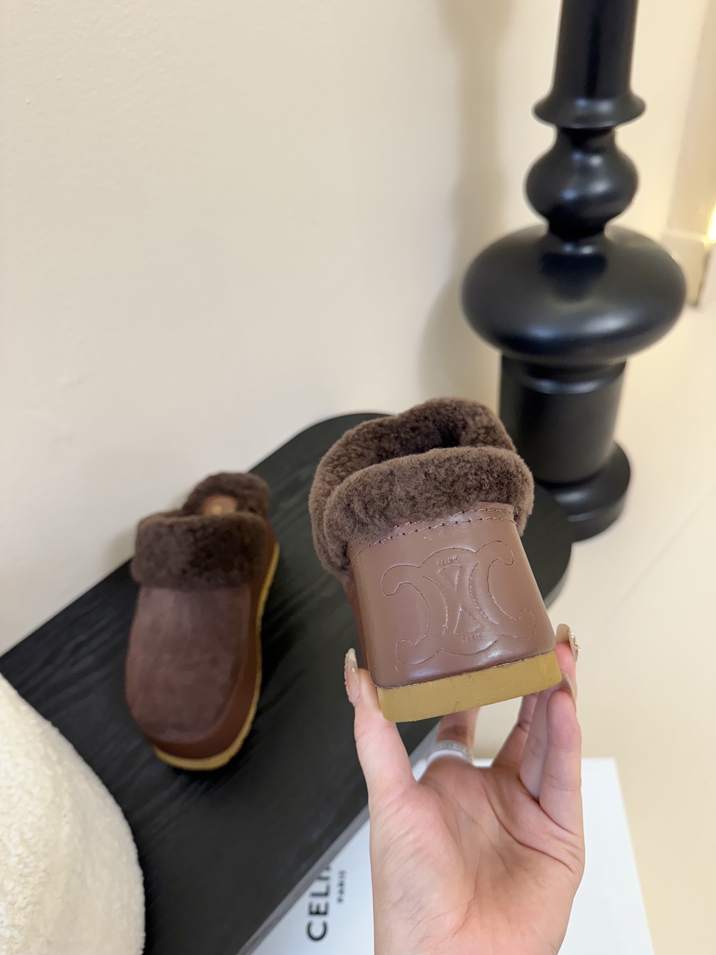 
CELINE/塞林2025新品羊毛拖鞋
这一季的赛琳又让我重新爱了它一次！
巨显可爱和时髦，拉长腿一绝