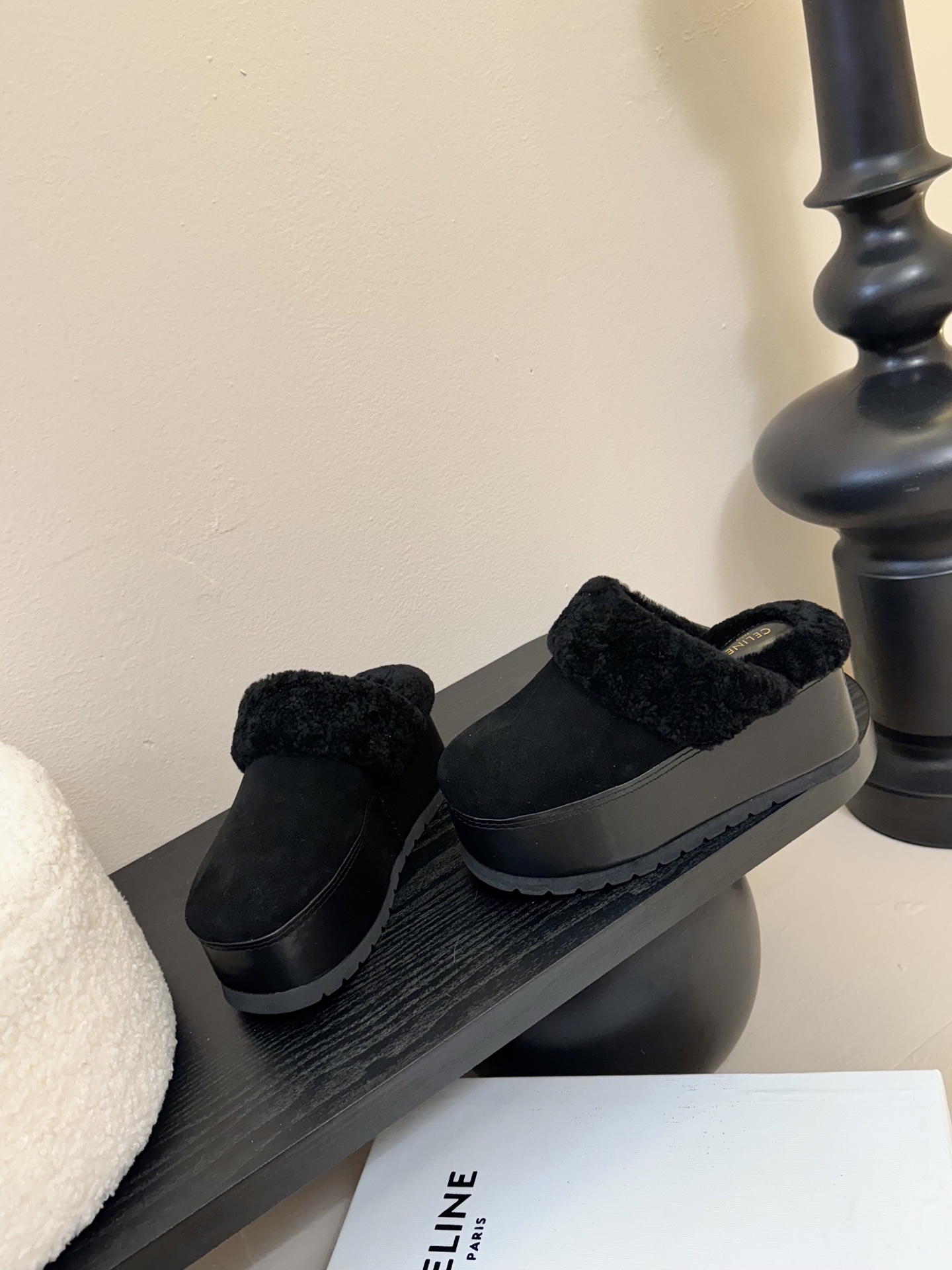 
CELINE/塞林2025新品羊毛拖鞋
这一季的赛琳又让我重新爱了它一次！
巨显可爱和时髦，拉长腿一绝