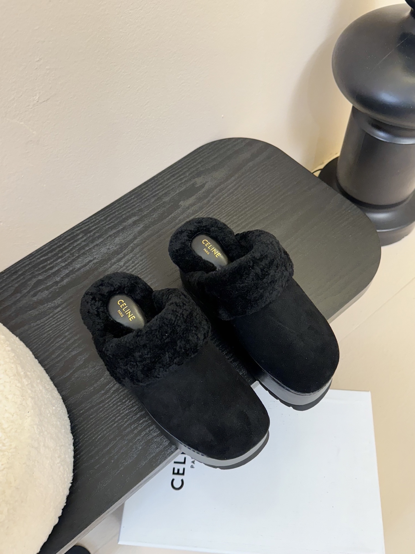
CELINE/塞林2025新品羊毛拖鞋
这一季的赛琳又让我重新爱了它一次！
巨显可爱和时髦，拉长腿一绝