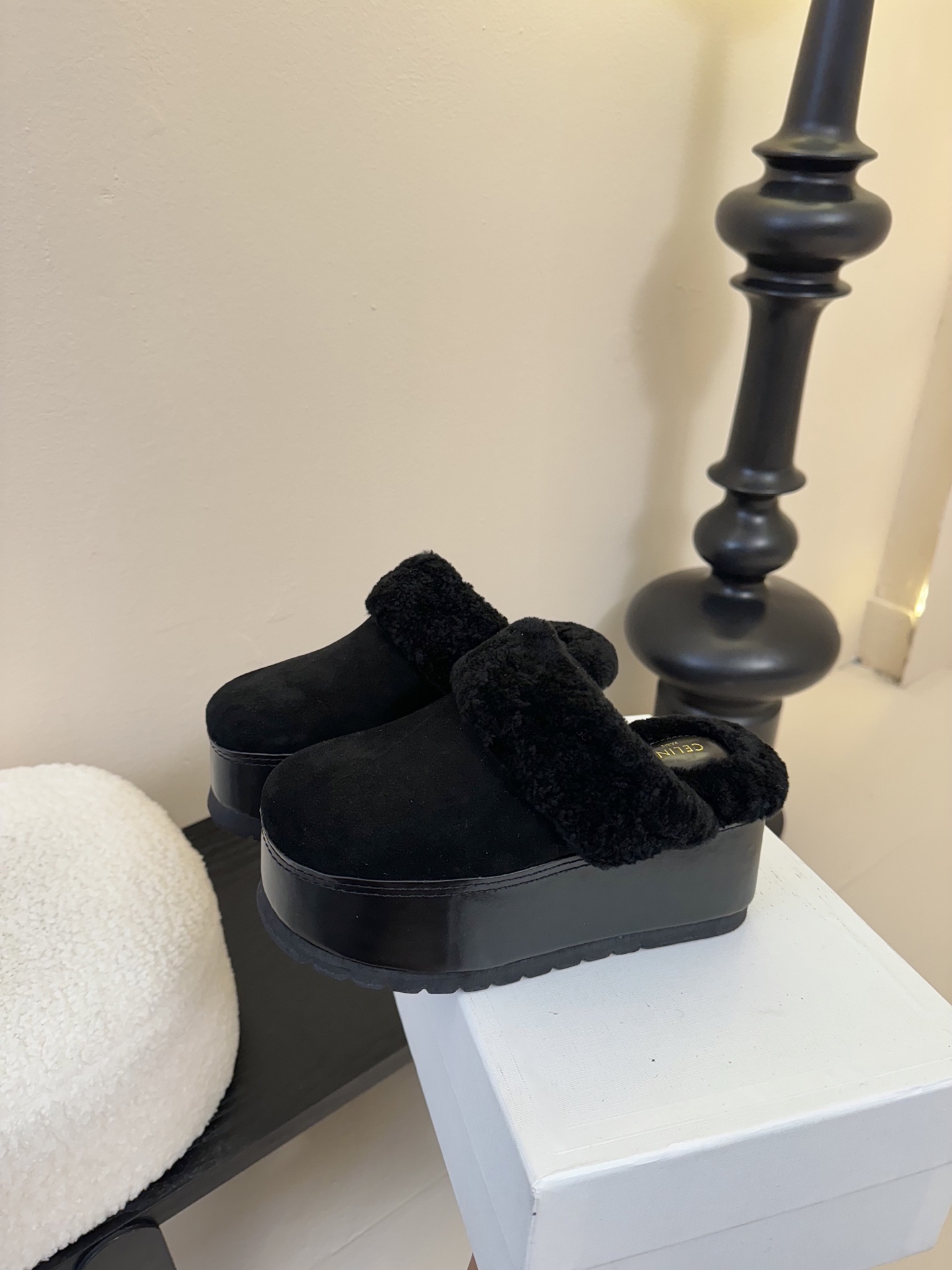 
CELINE/塞林2025新品羊毛拖鞋
这一季的赛琳又让我重新爱了它一次！
巨显可爱和时髦，拉长腿一绝