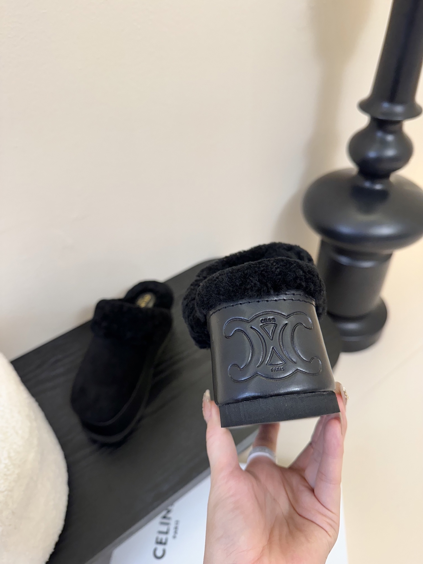 
CELINE/塞林2025新品羊毛拖鞋
这一季的赛琳又让我重新爱了它一次！
巨显可爱和时髦，拉长腿一绝