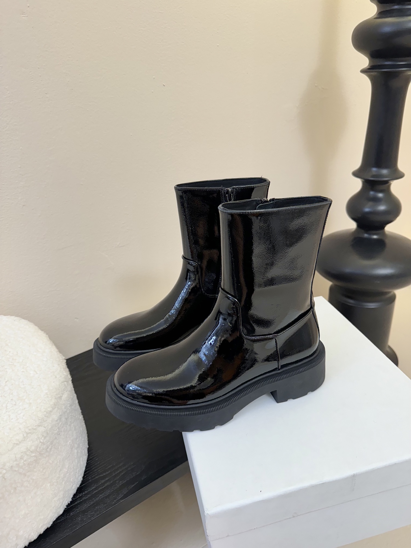
TheRow 25ss 官网最新瘦瘦短靴 

THE ROW靴 是我今年买的最好的一双靴子，穿上立马可