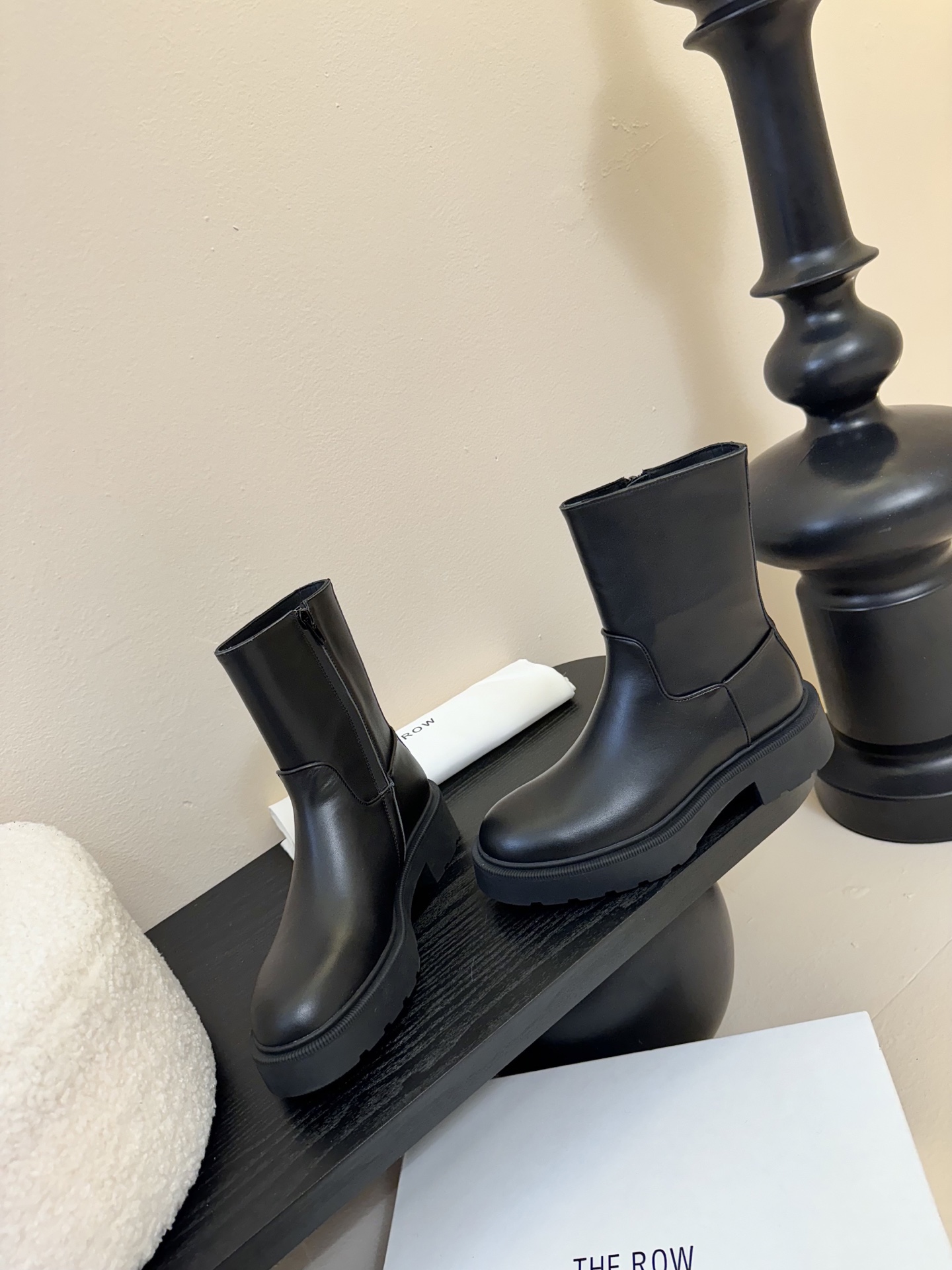 
TheRow 25ss 官网最新瘦瘦短靴 

THE ROW靴 是我今年买的最好的一双靴子，穿上立马可