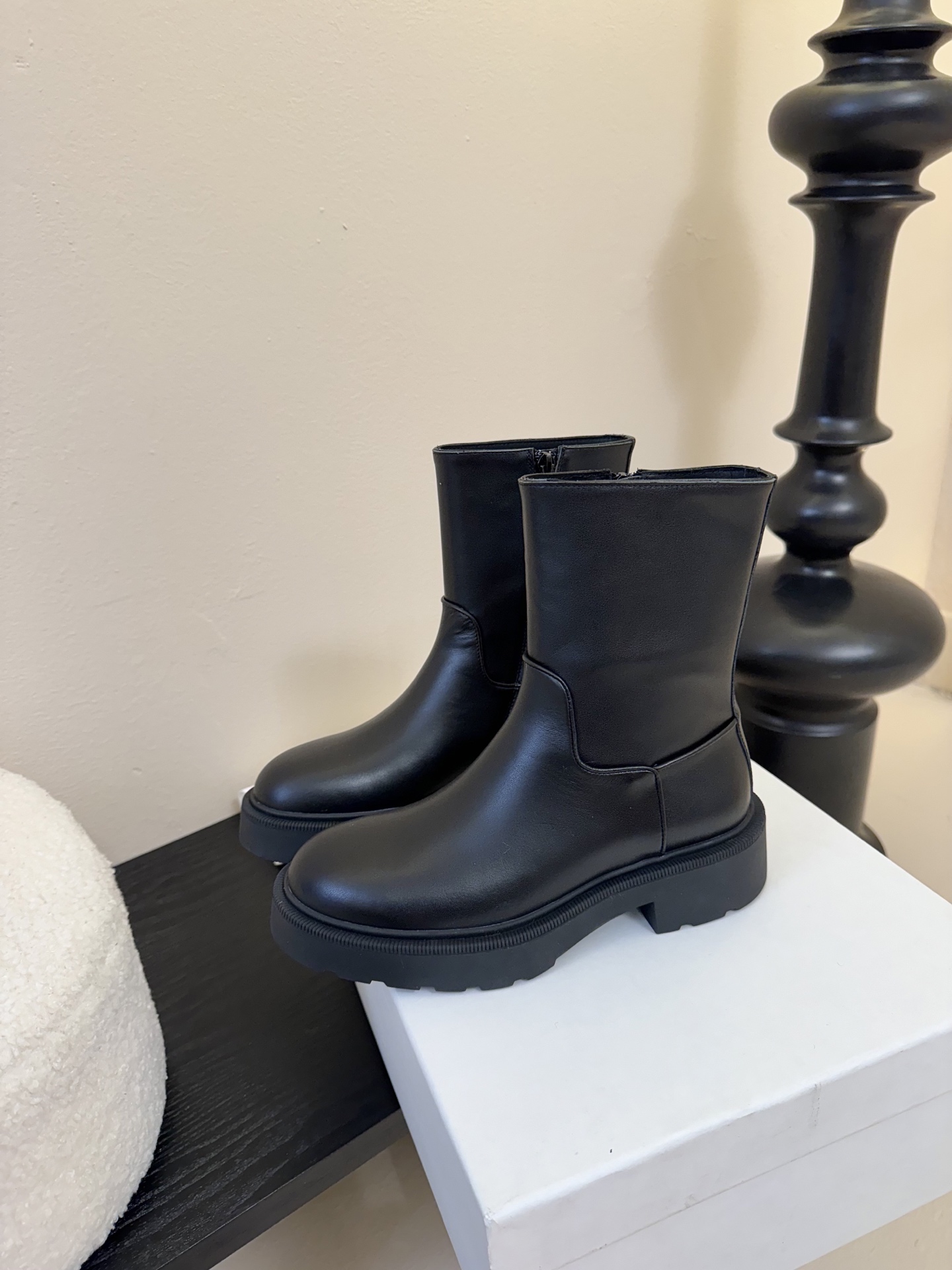 
TheRow 25ss 官网最新瘦瘦短靴 

THE ROW靴 是我今年买的最好的一双靴子，穿上立马可