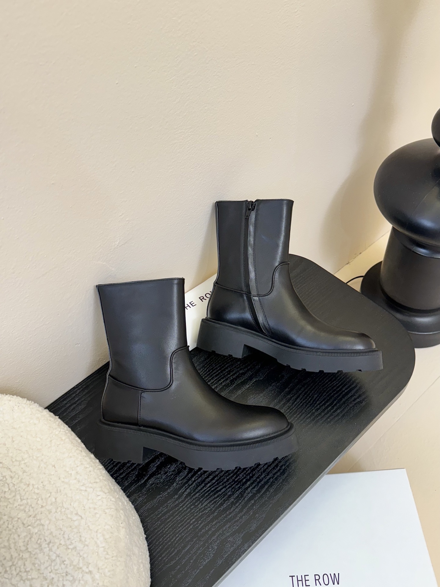
TheRow 25ss 官网最新瘦瘦短靴 

THE ROW靴 是我今年买的最好的一双靴子，穿上立马可