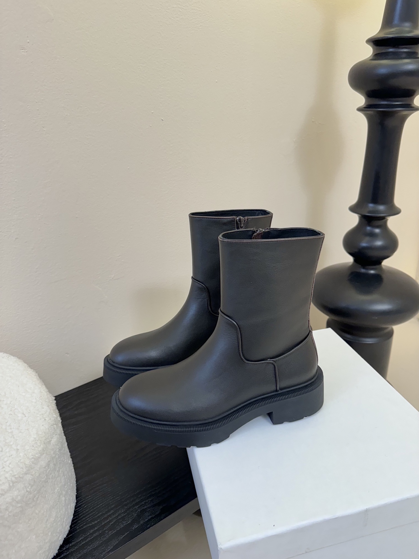 
TheRow 25ss 官网最新瘦瘦短靴 

THE ROW靴 是我今年买的最好的一双靴子，穿上立马可