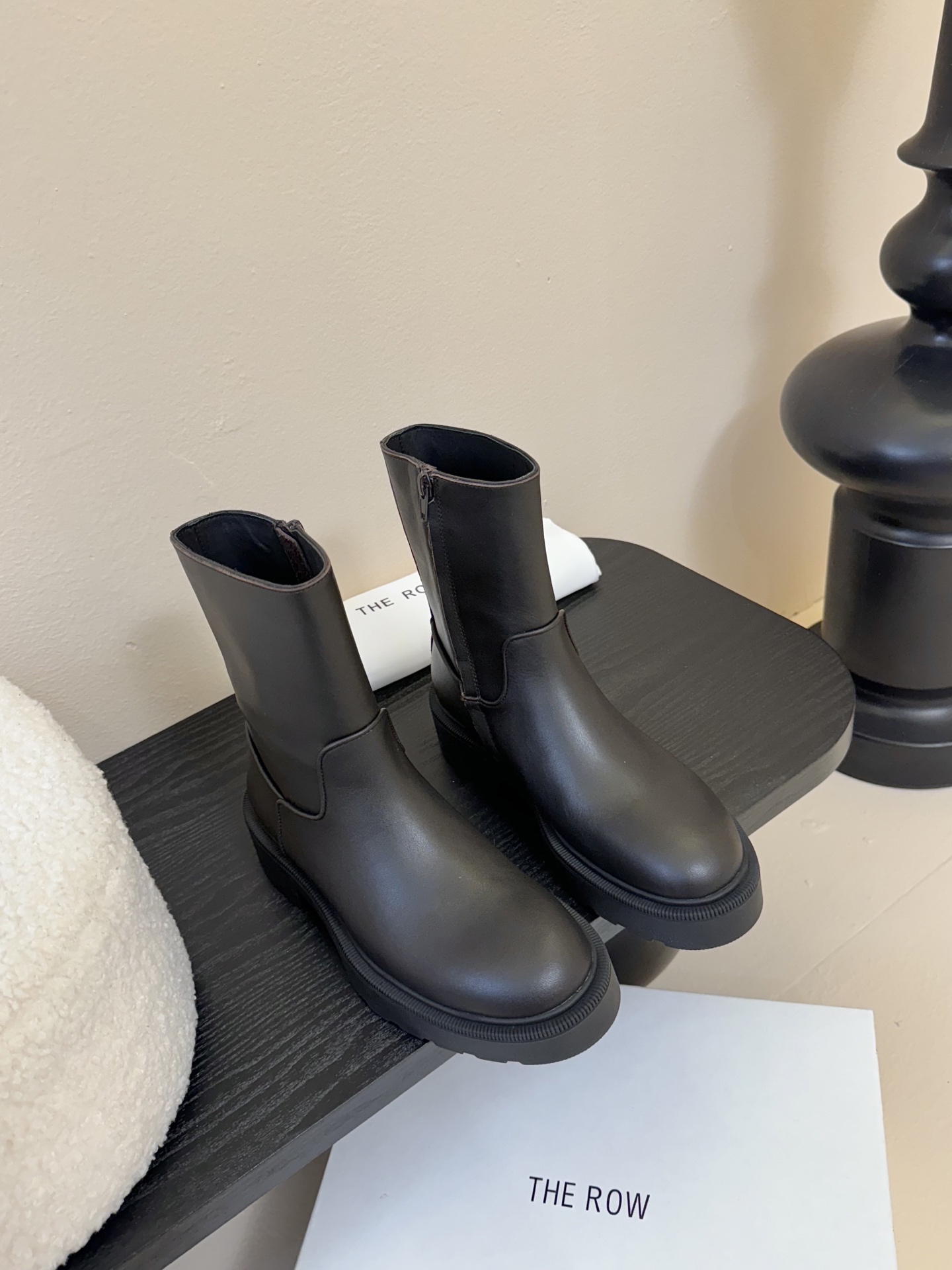 
TheRow 25ss 官网最新瘦瘦短靴 

THE ROW靴 是我今年买的最好的一双靴子，穿上立马可