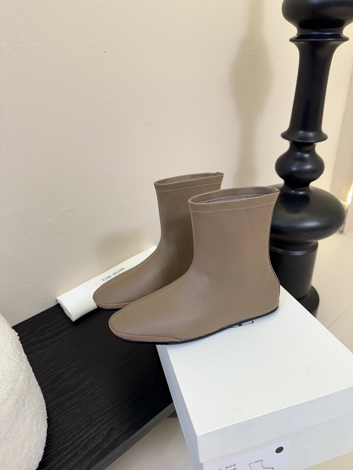 
TheRow 25ss 官网最新弹力瘦瘦靴 

THE ROW靴 是我今年买的最好的一双靴子，穿上立马