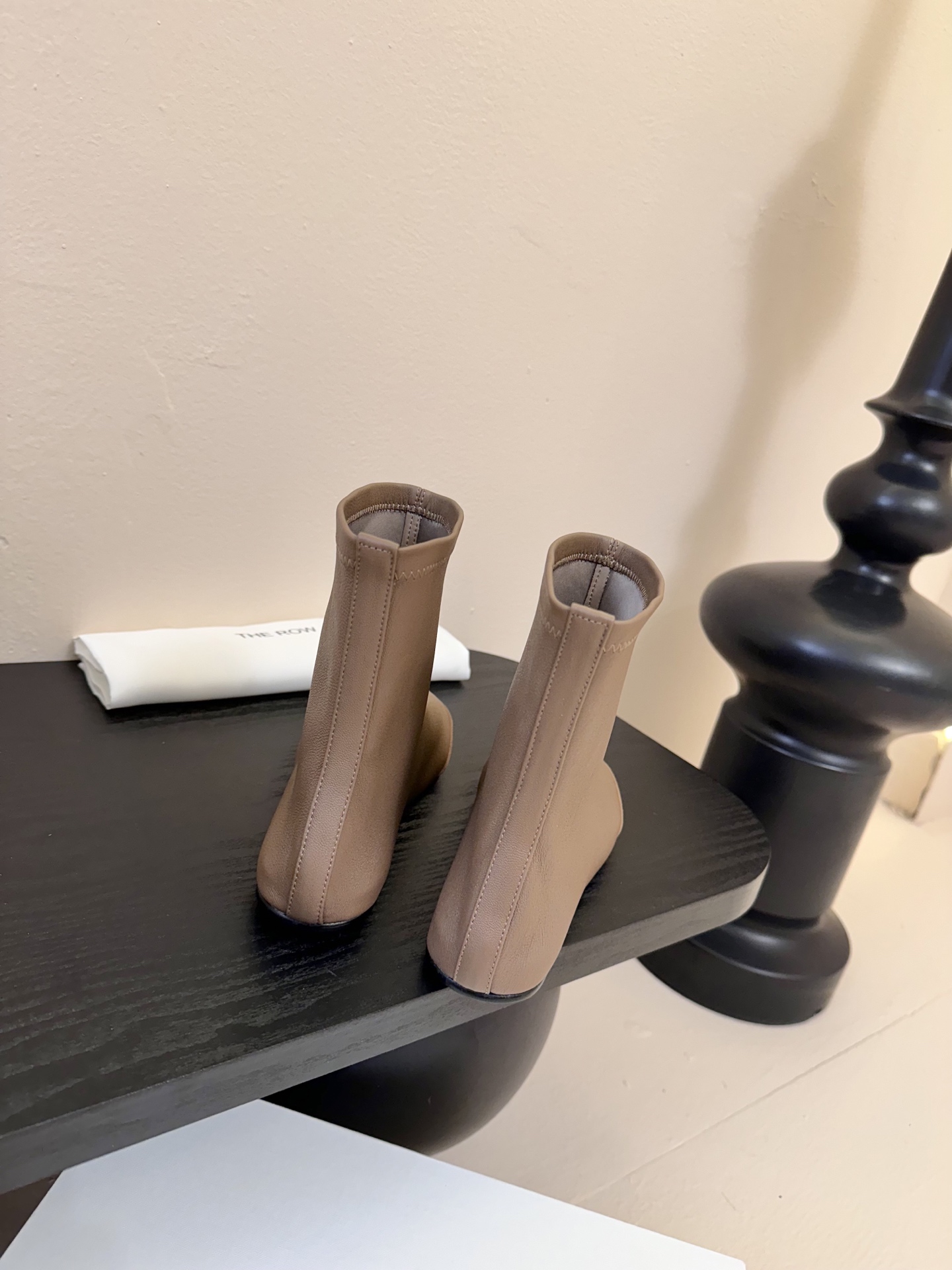 
TheRow 25ss 官网最新弹力瘦瘦靴 

THE ROW靴 是我今年买的最好的一双靴子，穿上立马
