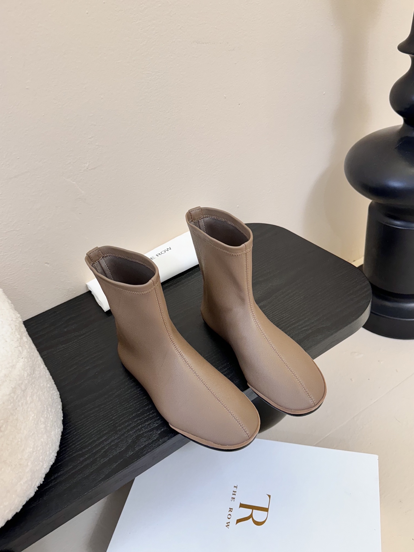 
TheRow 25ss 官网最新弹力瘦瘦靴 

THE ROW靴 是我今年买的最好的一双靴子，穿上立马