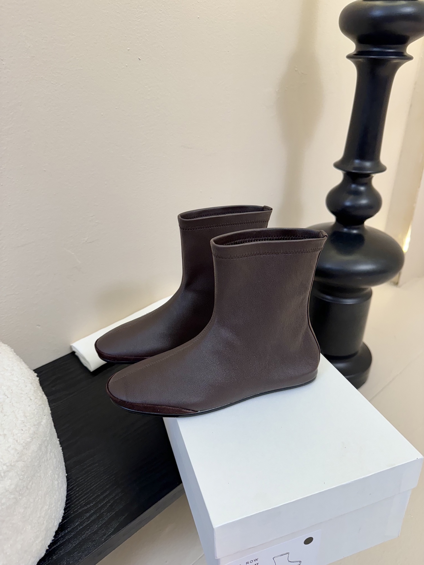 
TheRow 25ss 官网最新弹力瘦瘦靴 

THE ROW靴 是我今年买的最好的一双靴子，穿上立马