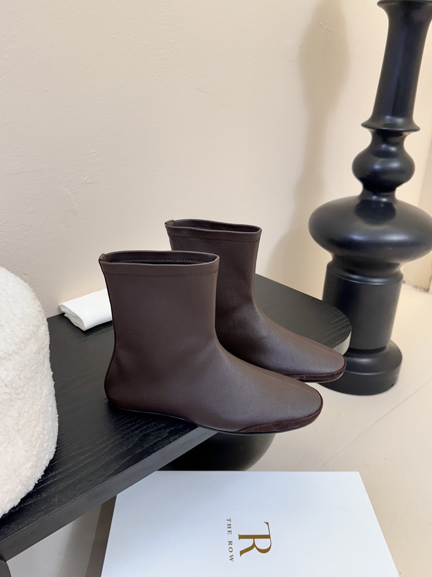 
TheRow 25ss 官网最新弹力瘦瘦靴 

THE ROW靴 是我今年买的最好的一双靴子，穿上立马