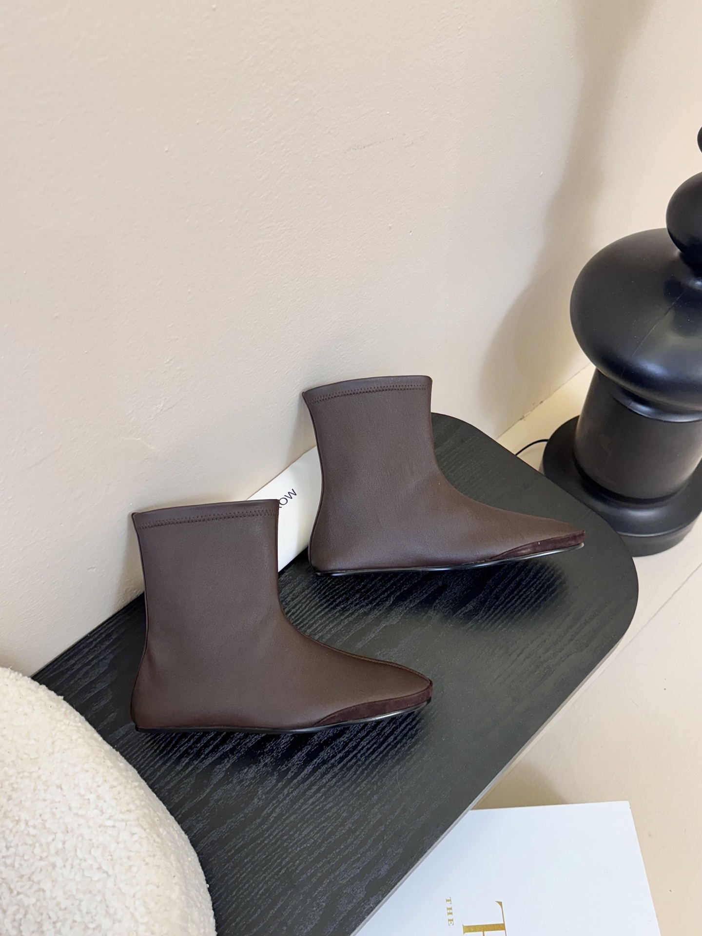 
TheRow 25ss 官网最新弹力瘦瘦靴 

THE ROW靴 是我今年买的最好的一双靴子，穿上立马