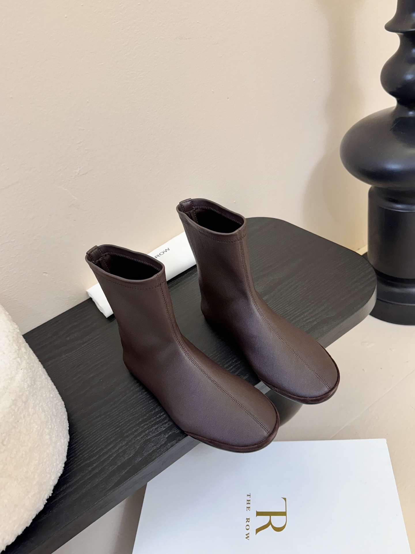 
TheRow 25ss 官网最新弹力瘦瘦靴 

THE ROW靴 是我今年买的最好的一双靴子，穿上立马