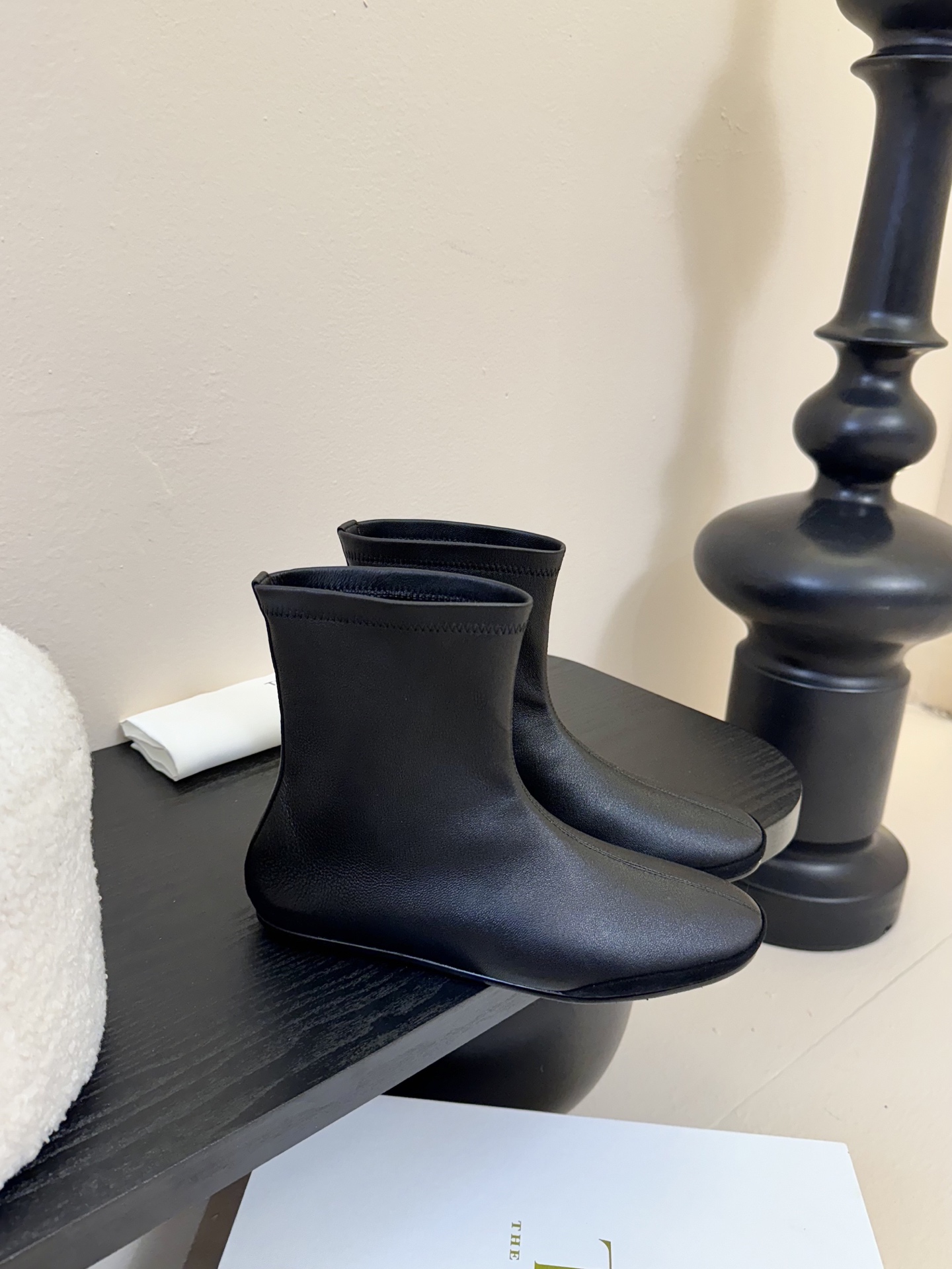 
TheRow 25ss 官网最新弹力瘦瘦靴 

THE ROW靴 是我今年买的最好的一双靴子，穿上立马