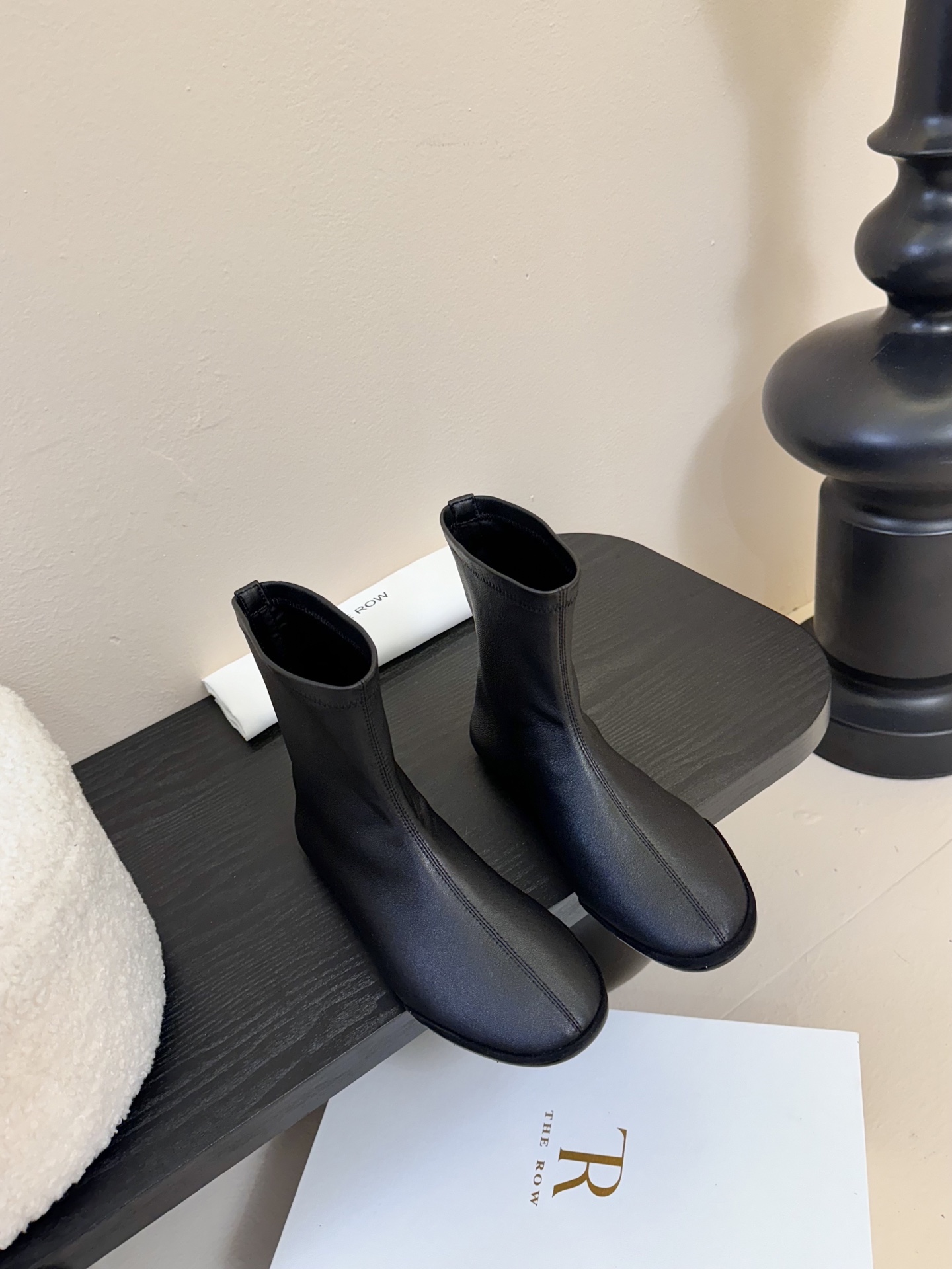 
TheRow 25ss 官网最新弹力瘦瘦靴 

THE ROW靴 是我今年买的最好的一双靴子，穿上立马
