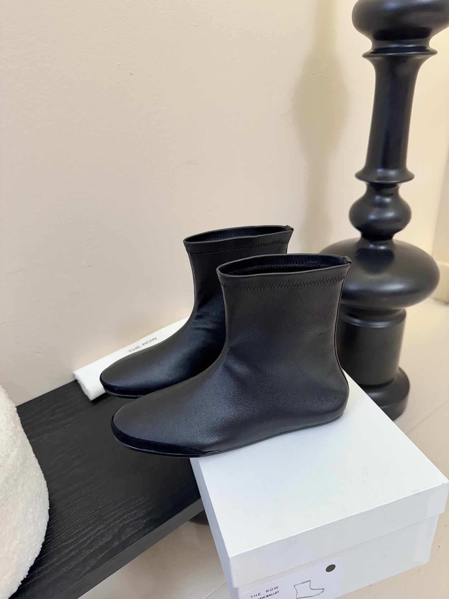 
TheRow 25ss 官网最新弹力瘦瘦靴 

THE ROW靴 是我今年买的最好的一双靴子，穿上立马