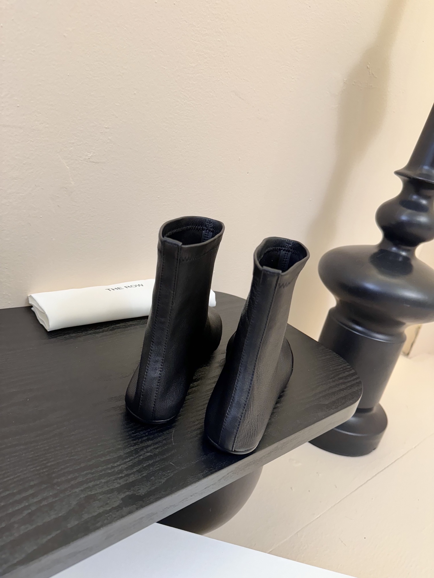 
TheRow 25ss 官网最新弹力瘦瘦靴 

THE ROW靴 是我今年买的最好的一双靴子，穿上立马