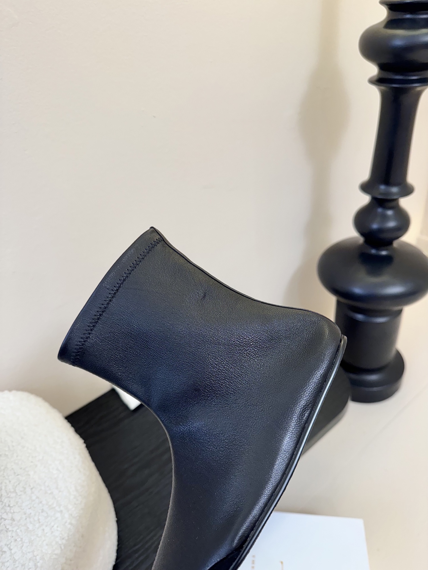
TheRow 25ss 官网最新弹力瘦瘦靴 

THE ROW靴 是我今年买的最好的一双靴子，穿上立马