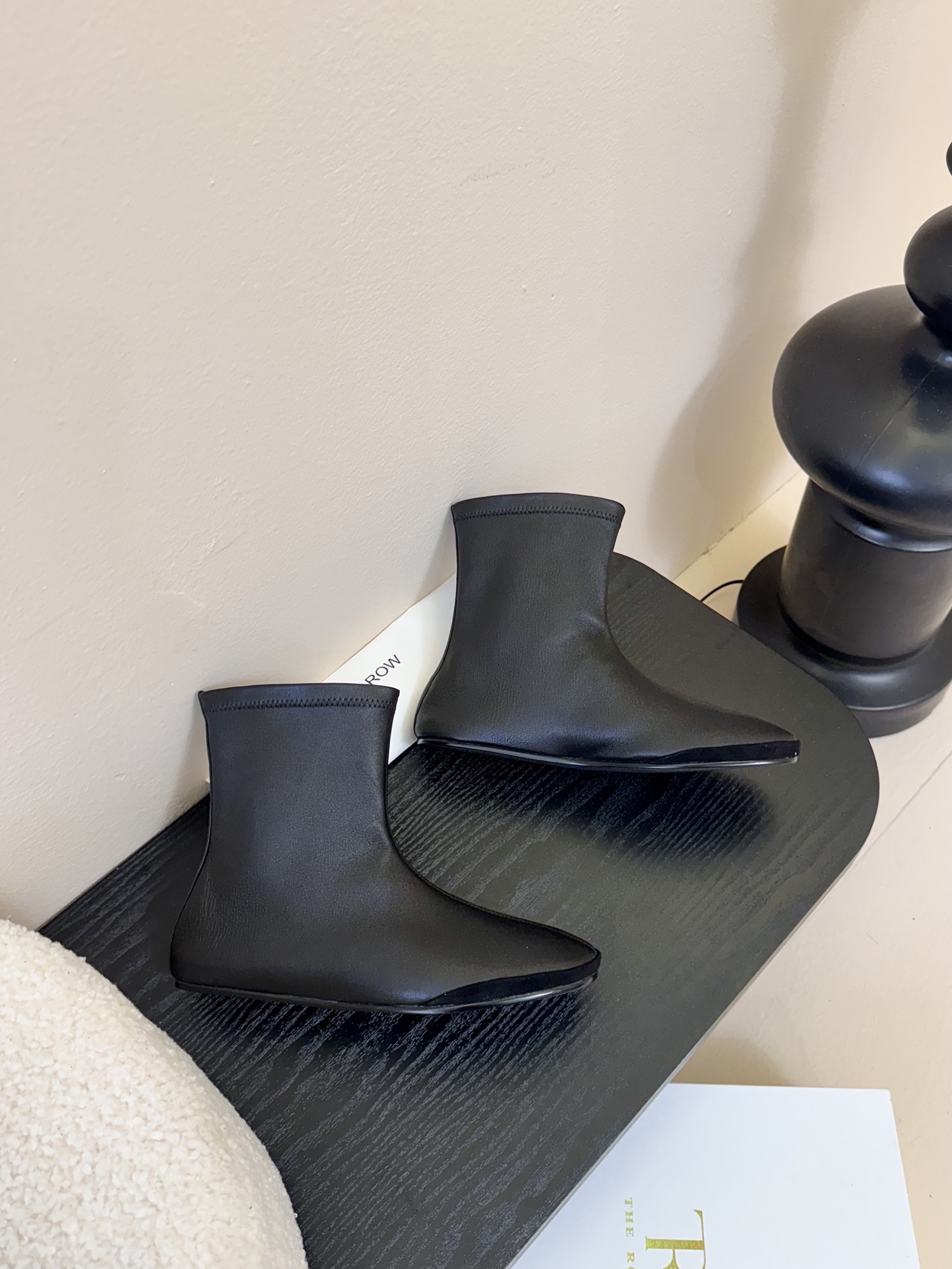 
TheRow 25ss 官网最新弹力瘦瘦靴 

THE ROW靴 是我今年买的最好的一双靴子，穿上立马